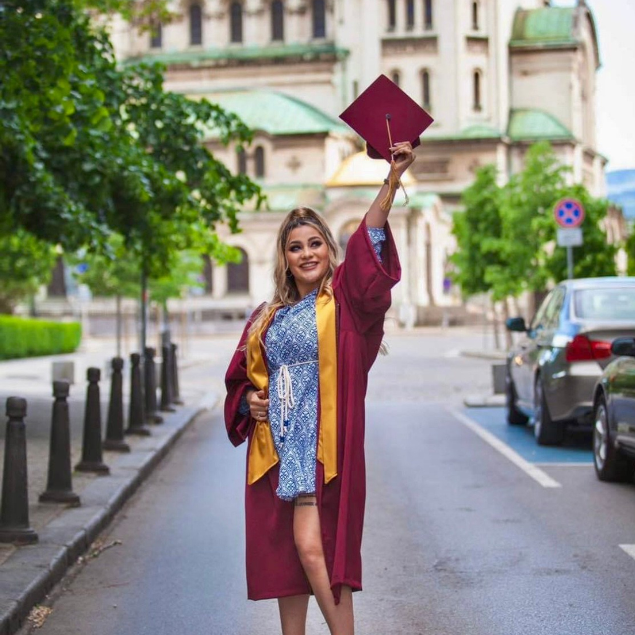 Абсолвентска шапка  цвят бордо за ученици и  студе. 🎓 Togiishapki.bg — Тоги и академични шапки за дипломиране на студенти, ученици и деца