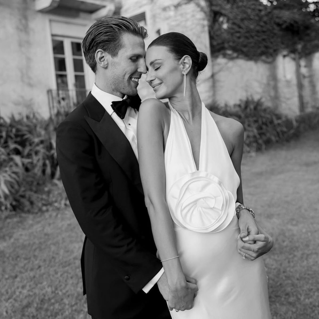 Elegant bride and groom portrait – luxury destination wedding photography in Italy