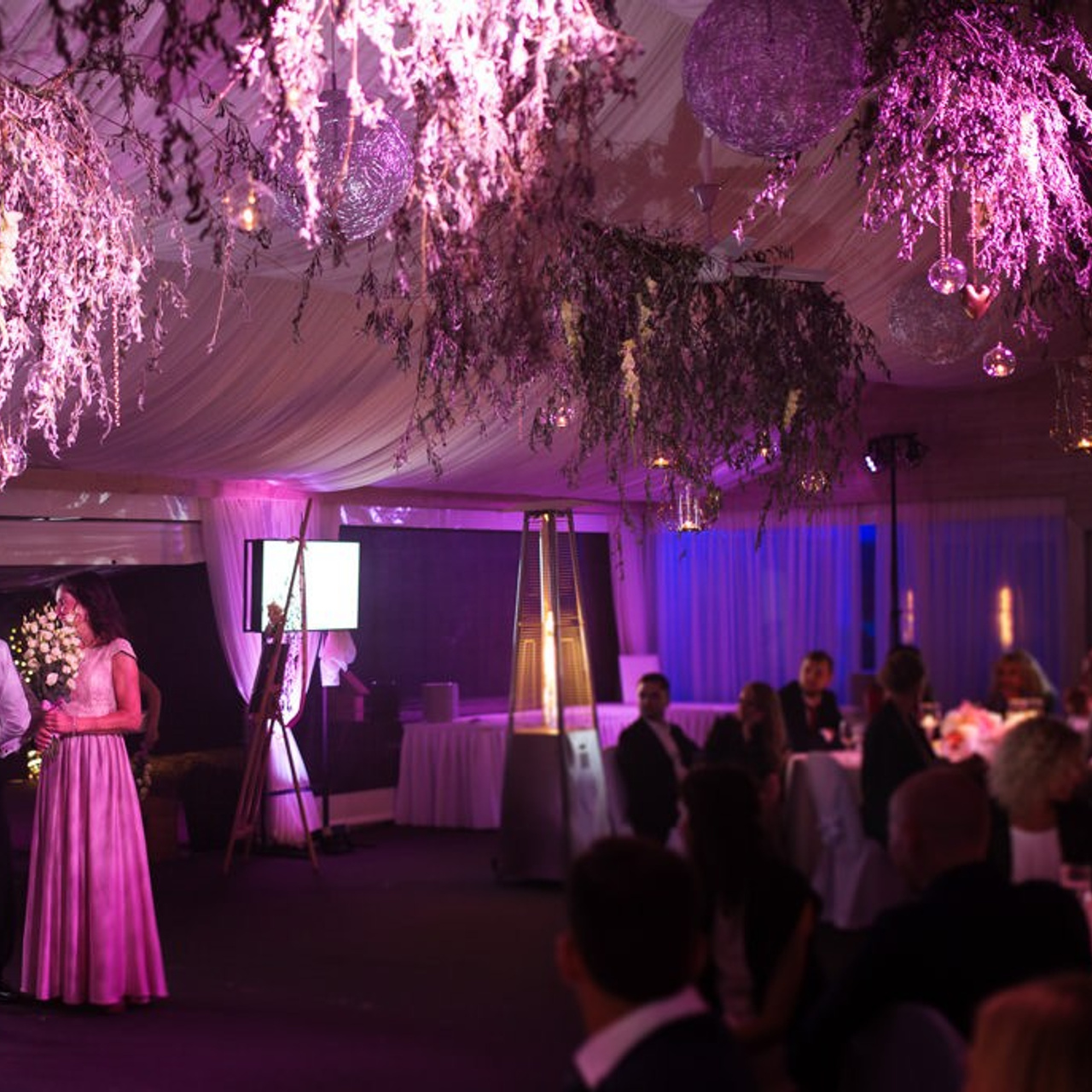 Kāzu svinību telpu apgaismojums, gaisma pie galdiem, deju zona, mičoša