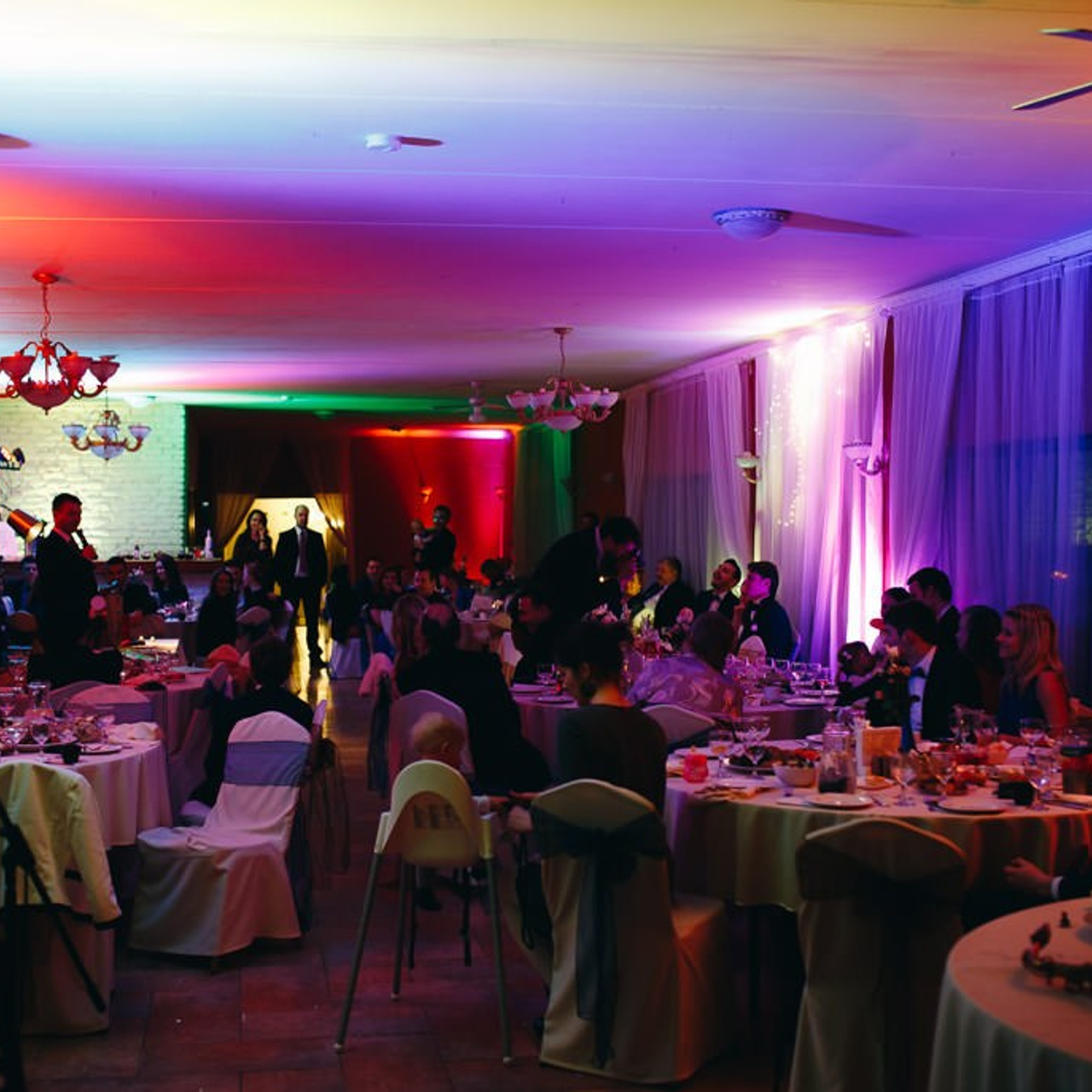 Kāzu svinību telpu apgaismojums, gaisma pie galdiem, deju zona, mičoša