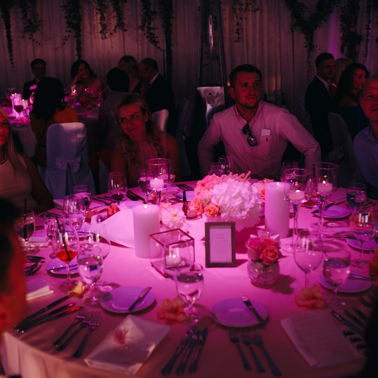 Kāzu svinību telpu apgaismojums, gaisma pie galdiem, deju zona, mičoša