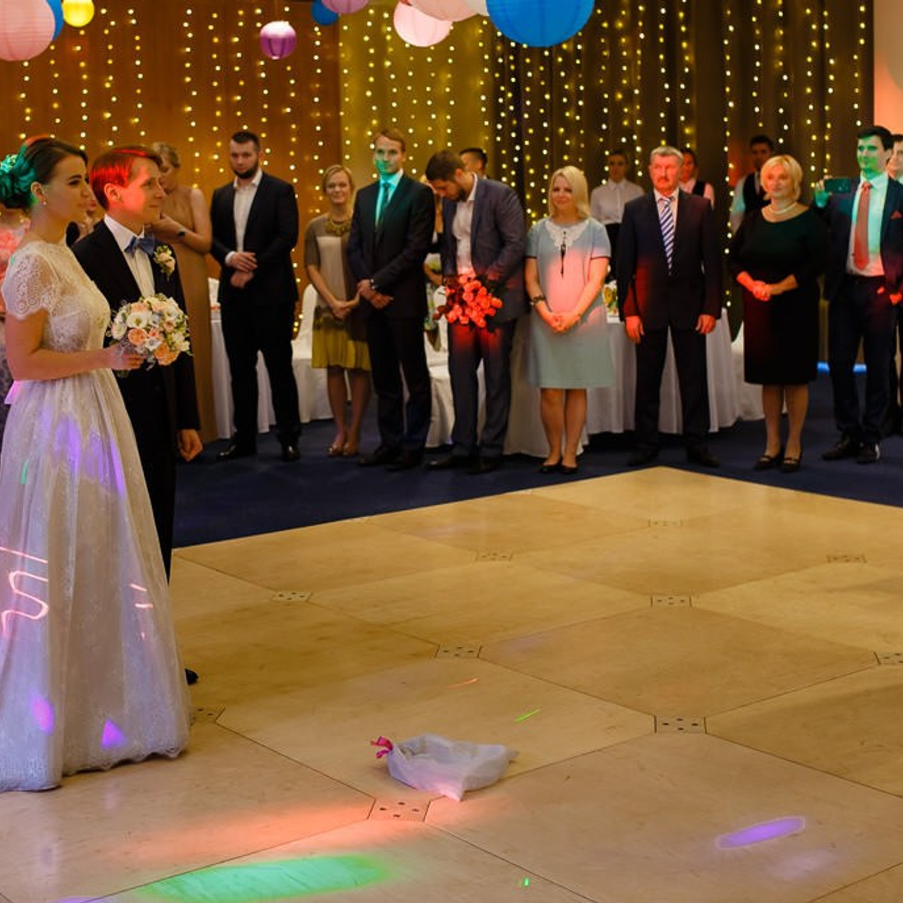 Kāzu svinību telpu apgaismojums, gaisma pie galdiem, deju zona, mičoša