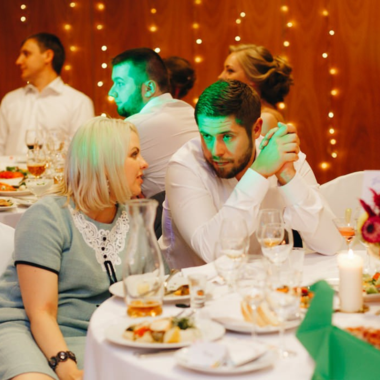 Kāzu svinību telpu apgaismojums, gaisma pie galdiem, deju zona, mičoša