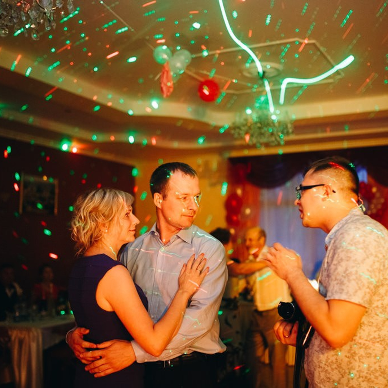 Kāzu svinību telpu apgaismojums, gaisma pie galdiem, deju zona, mičoša