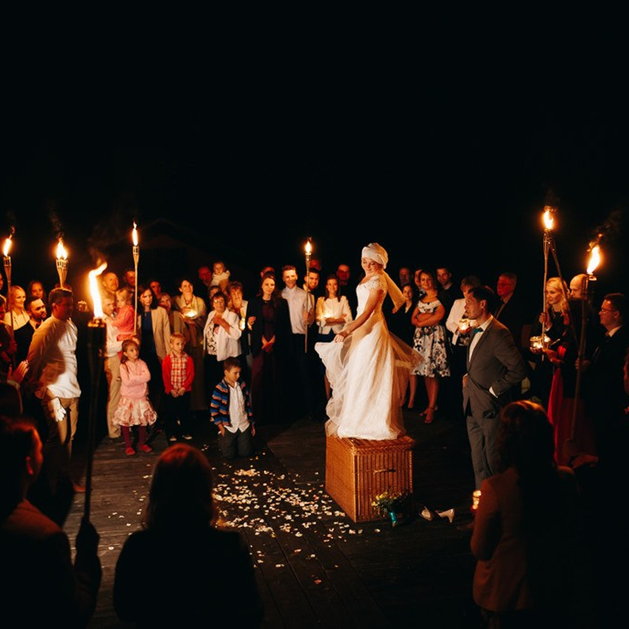 Kāzu svinību telpu apgaismojums, gaisma pie galdiem, deju zona, mičoša
