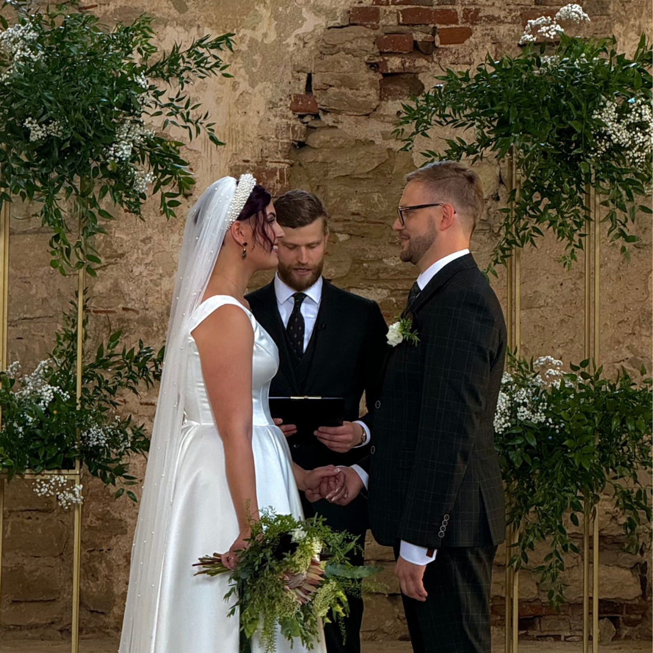 TAGASISIDE. Behind the Wedding – pulmasisulooja ja pruudi assistent