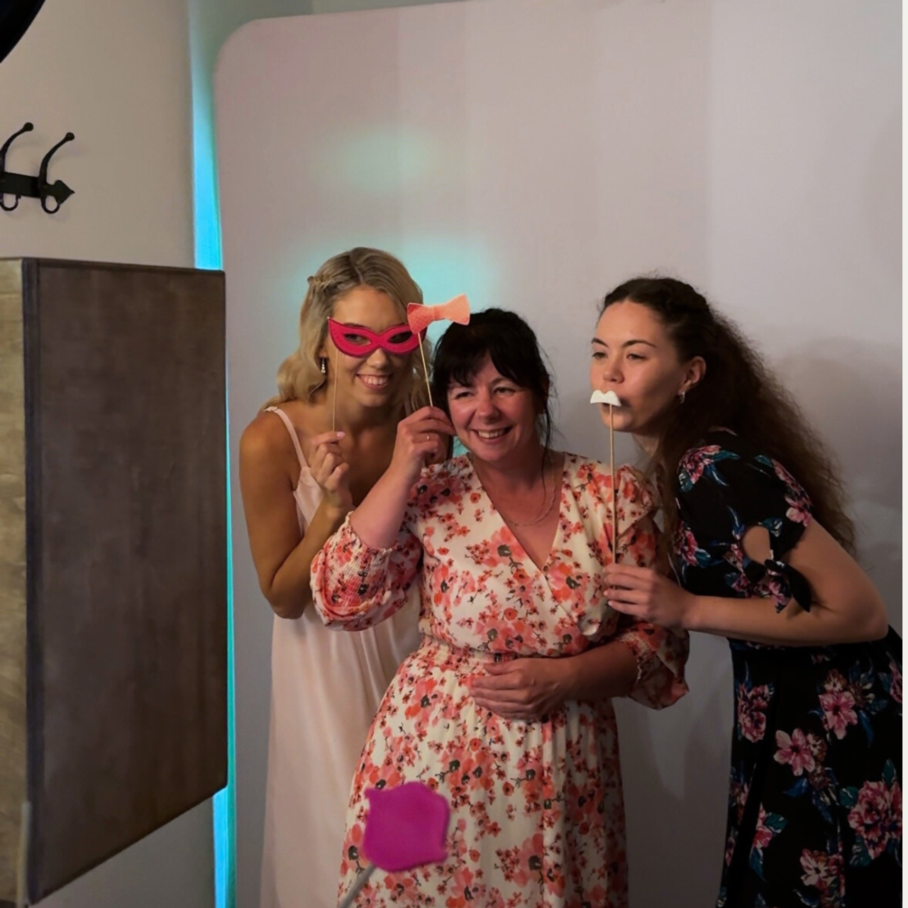 TAGASISIDE. Behind the Wedding – pulmasisulooja ja pruudi assistent