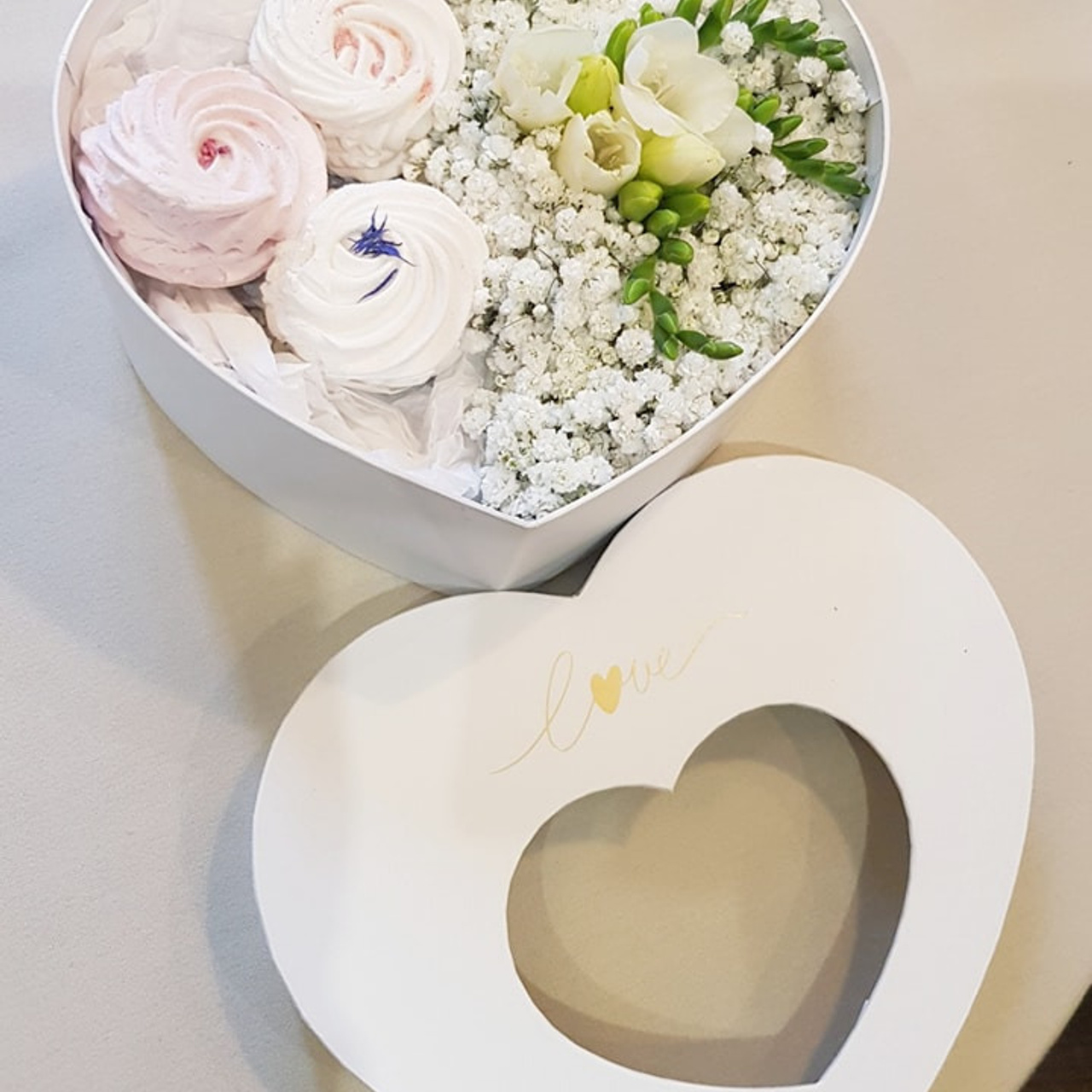 Dāvana dāvanu pušķis dāvanu kaste blumenbox pušķu piegde gift подарок цветы с доставкой букет подарок конфеты блумбокс  ziedu kaste