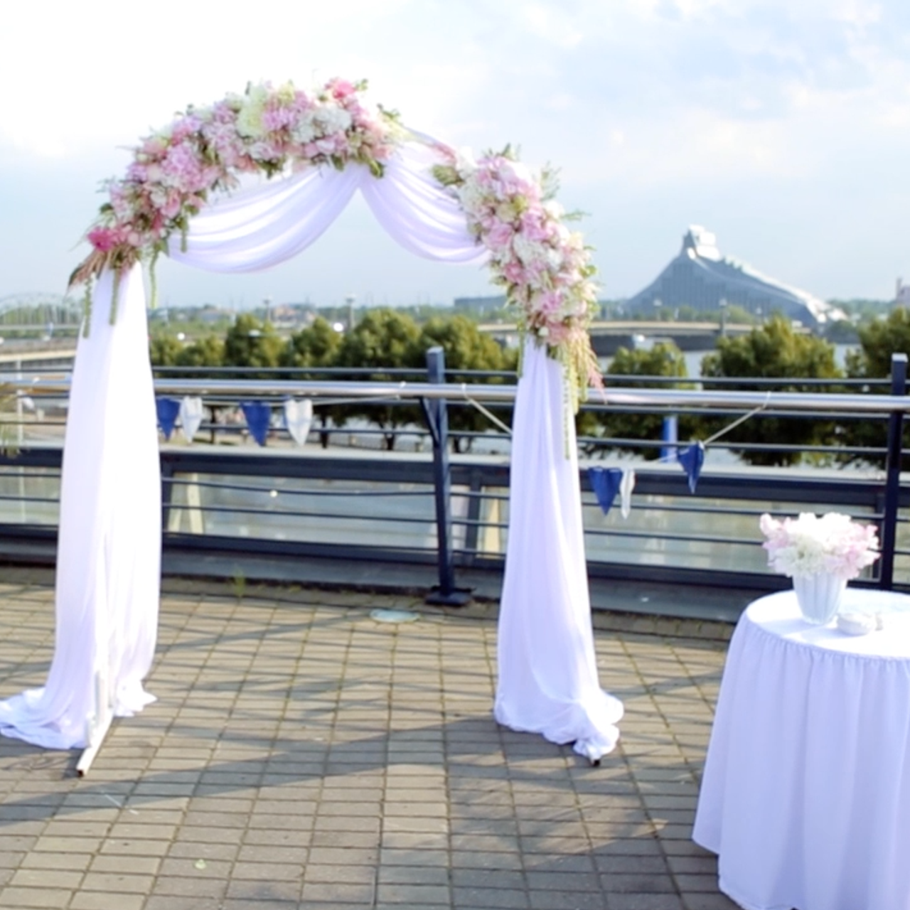 свадебная церемония
арка из живых цветов
оформление арки
выездная церемония
штатив с цветами
Laulīby reģestrācija
kāzu Arka
arka ar dzīviem ziediem