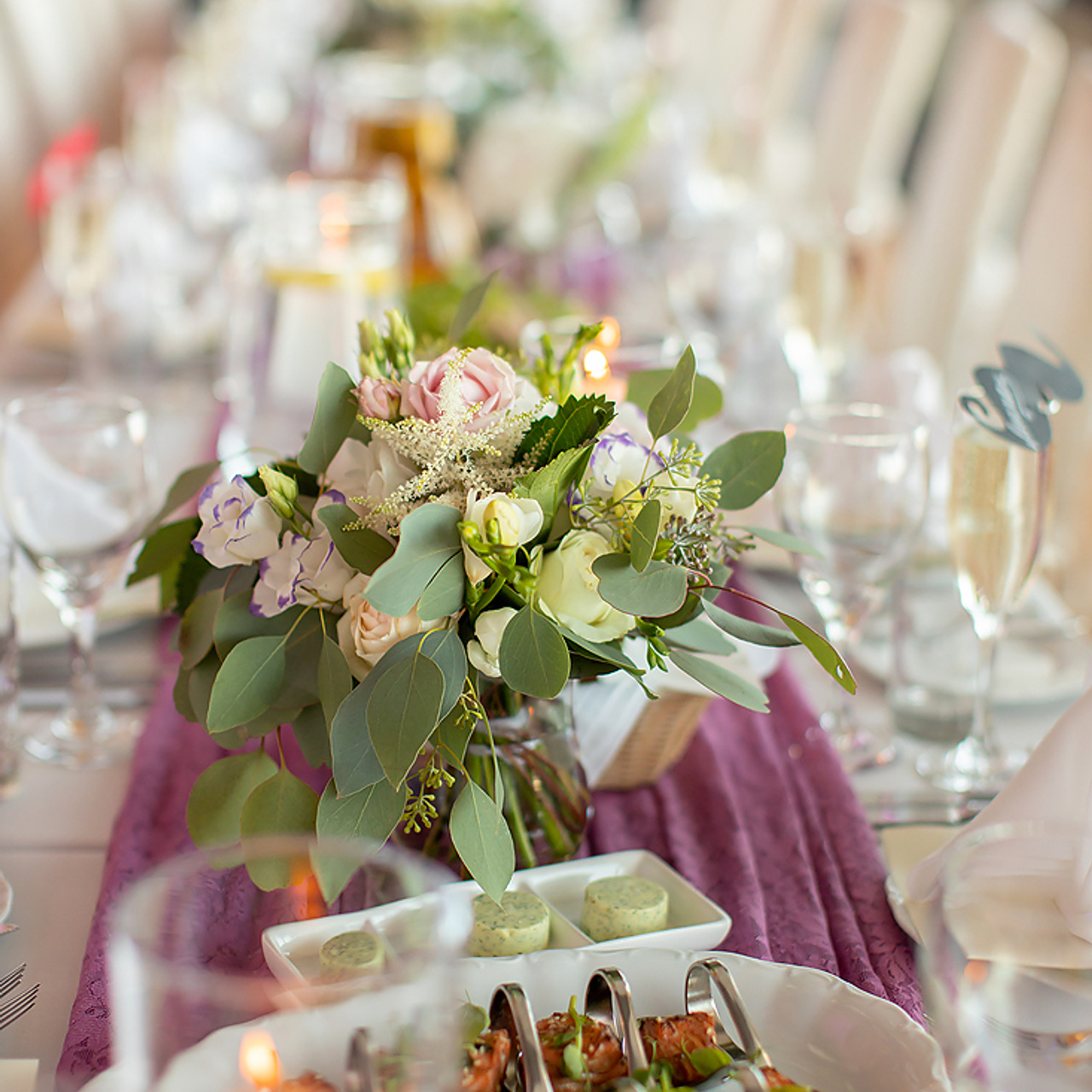 Композиция на стол Фото зона цветочная композиция оформление свадьбы kāzu dekors