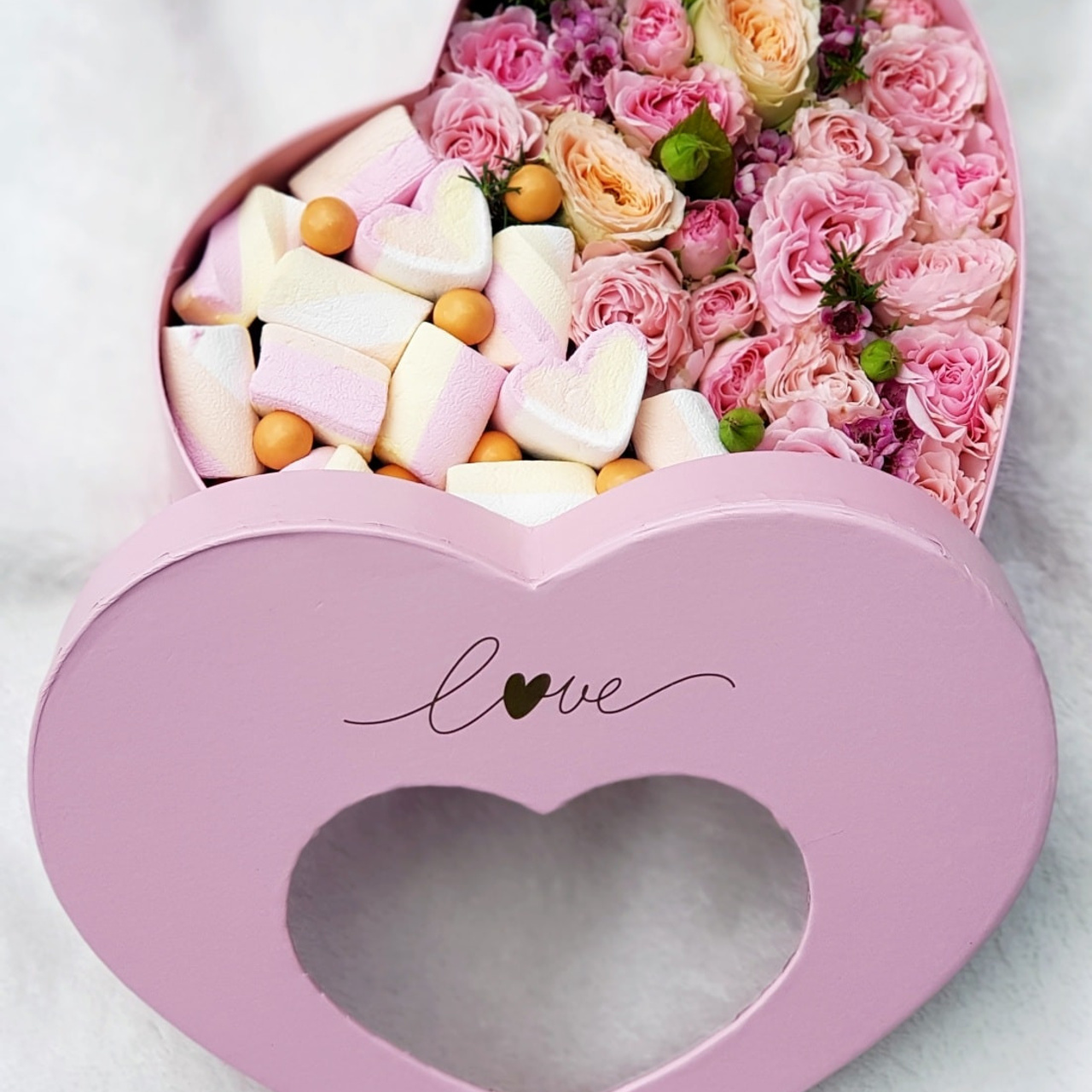 Dāvana dāvanu pušķis dāvanu kaste blumenbox pušķu piegde gift подарок цветы с доставкой букет подарок конфеты блумбокс  ziedu kaste