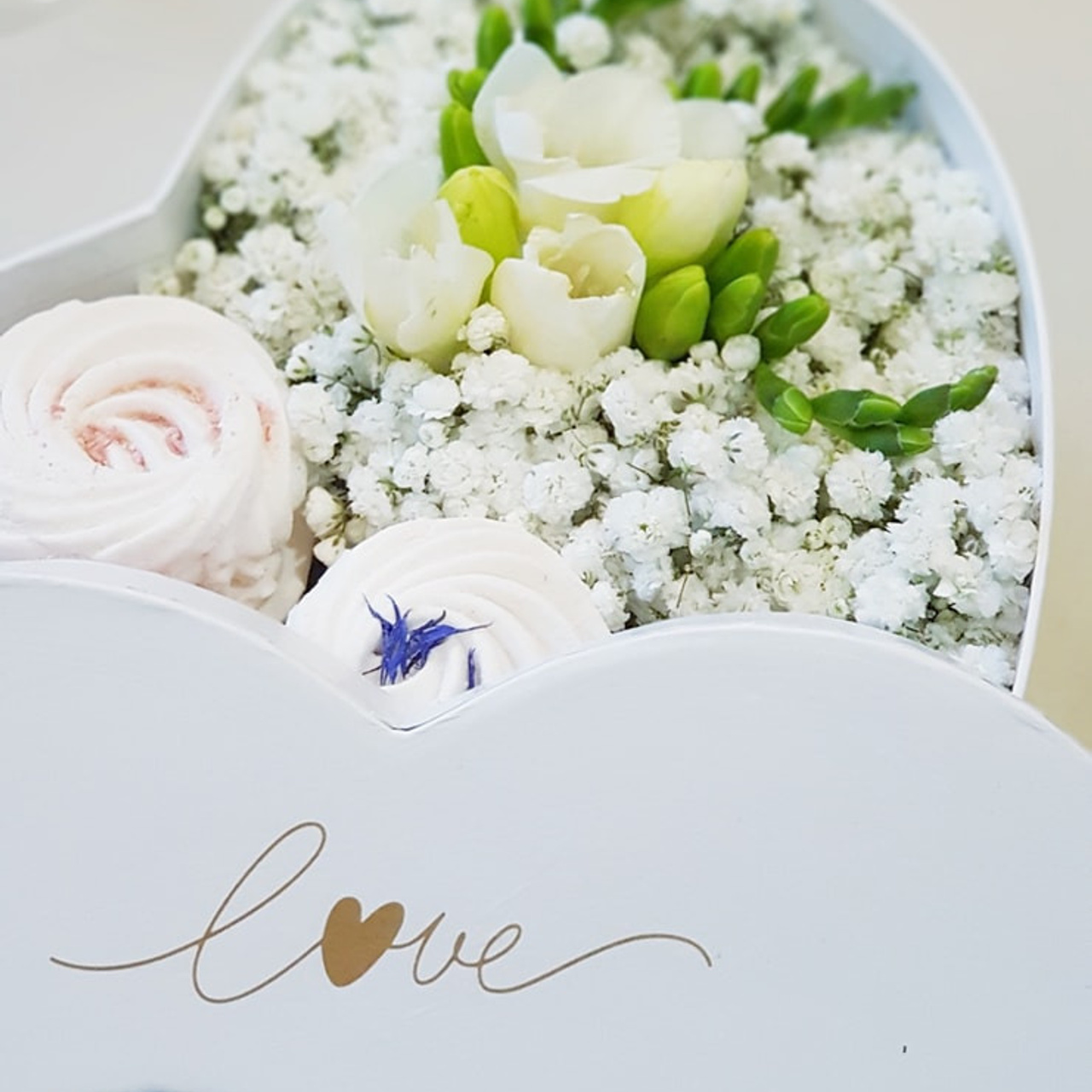 Dāvana dāvanu pušķis dāvanu kaste blumenbox pušķu piegde gift подарок цветы с доставкой букет подарок конфеты блумбокс  ziedu kaste