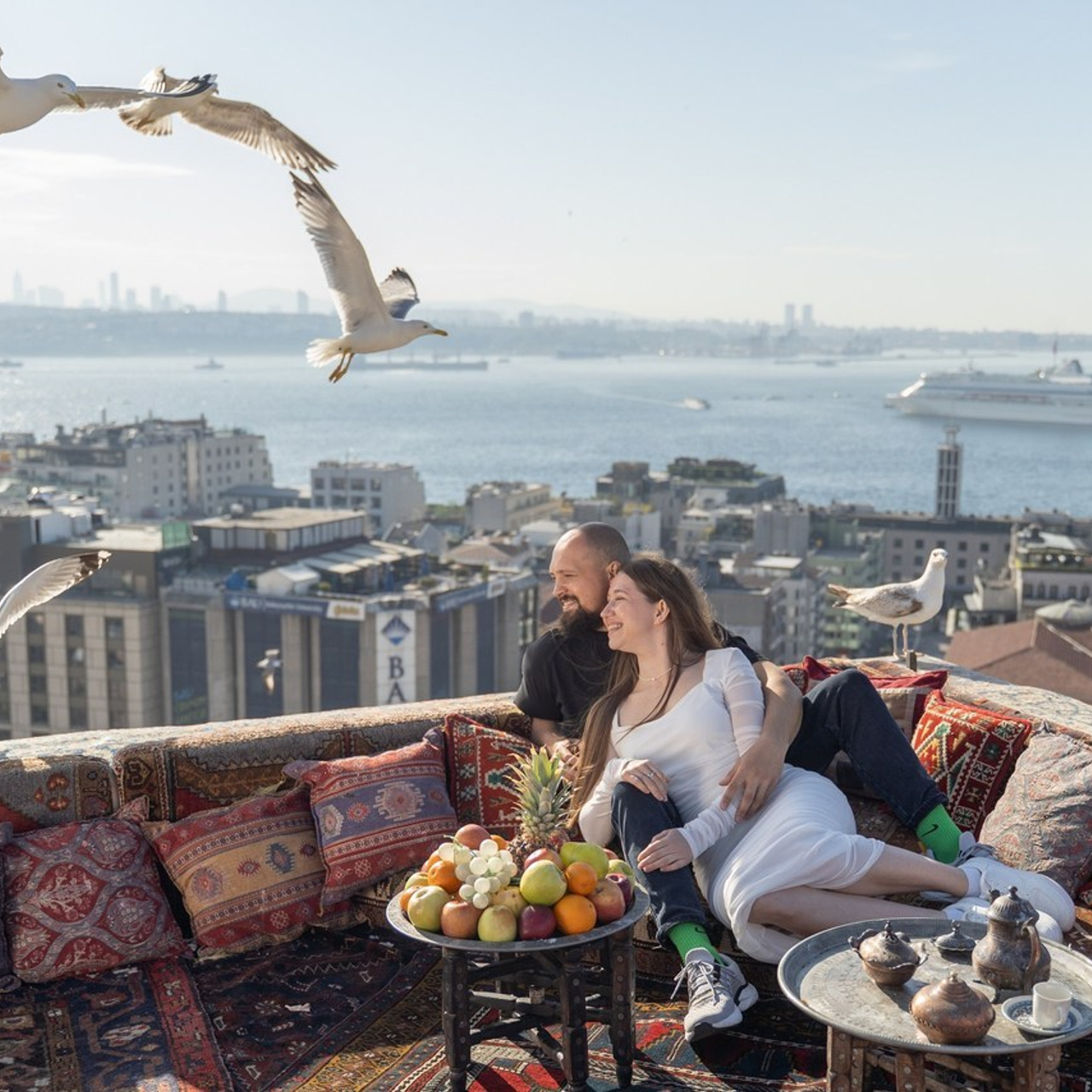 Фотосессия в Стамбуле. Фотограф в Стамбуле. Лайфстайл фотограф в Стамбуле Анатолий. Фотосессии на крышах с чайками