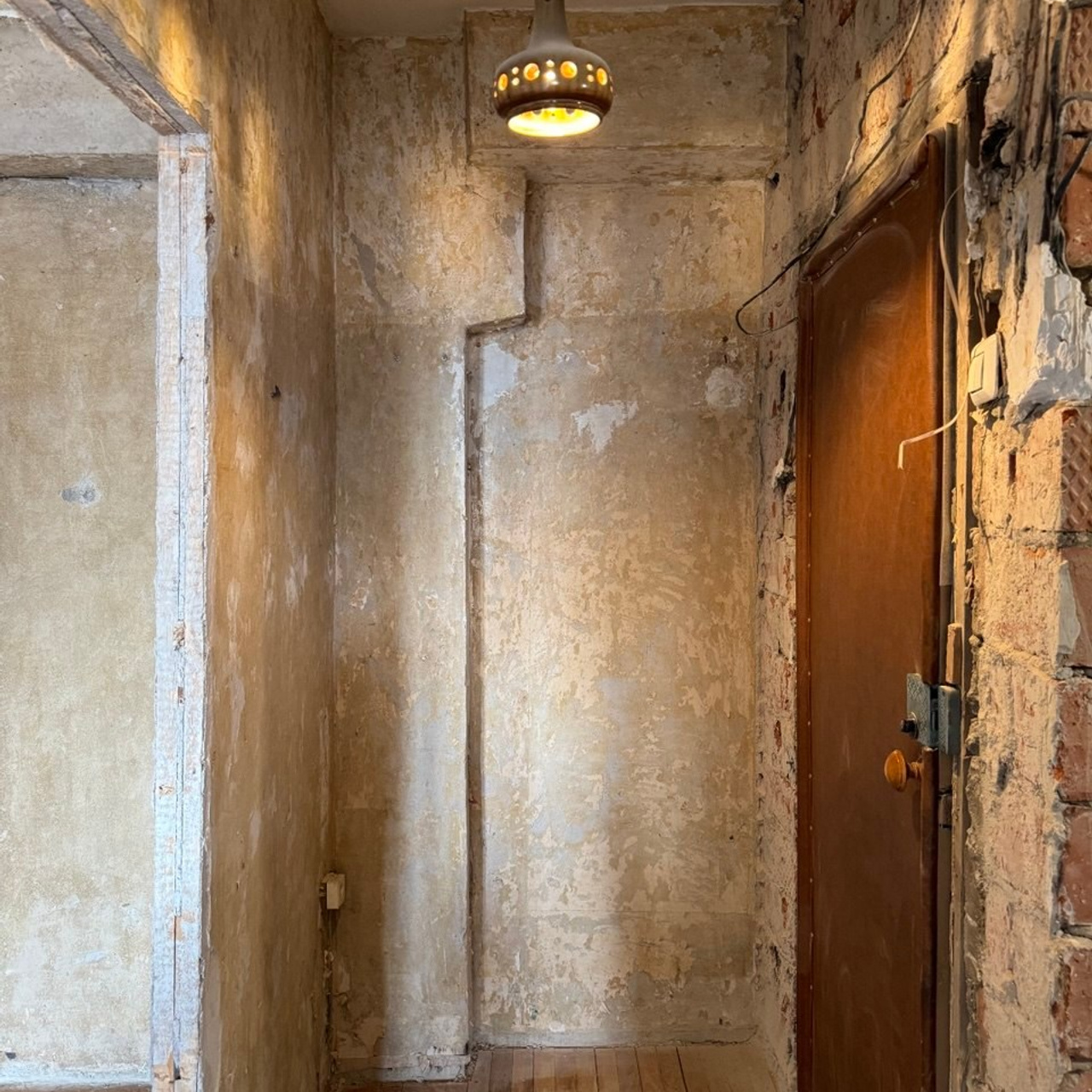 Солнце в дереве: теплый ретро-интерьер на 45 метрах