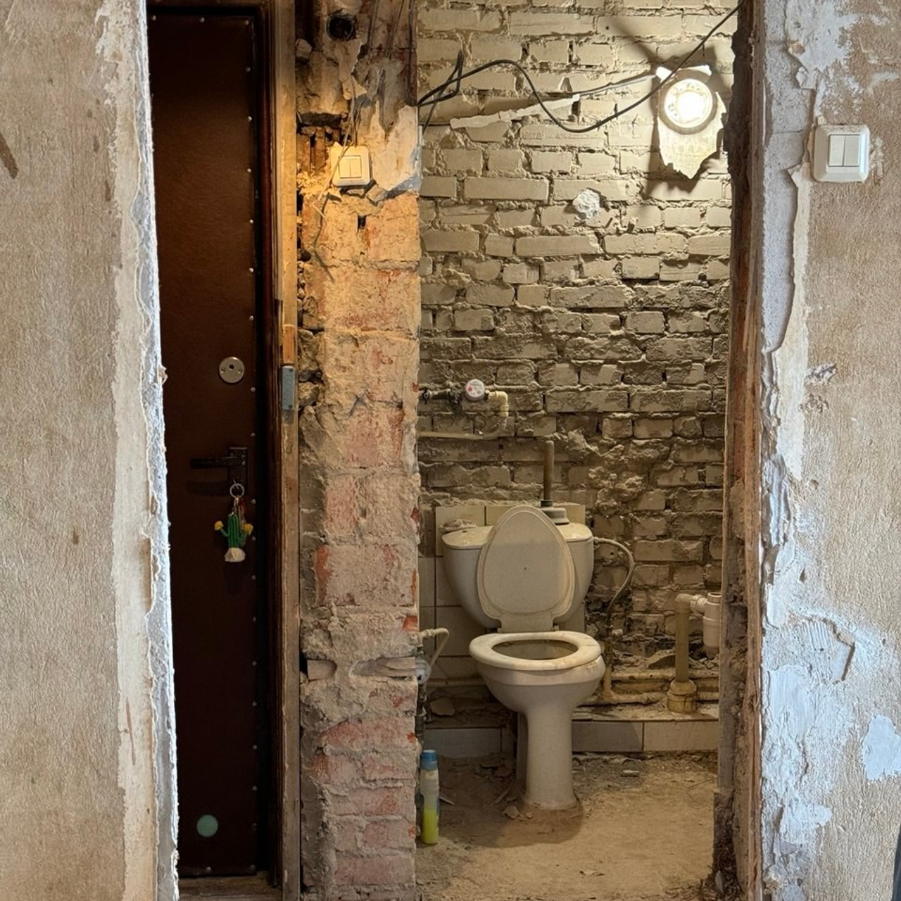 Ванная комната с устаревшей плиткой и сантехникой в квартире до редизайна.