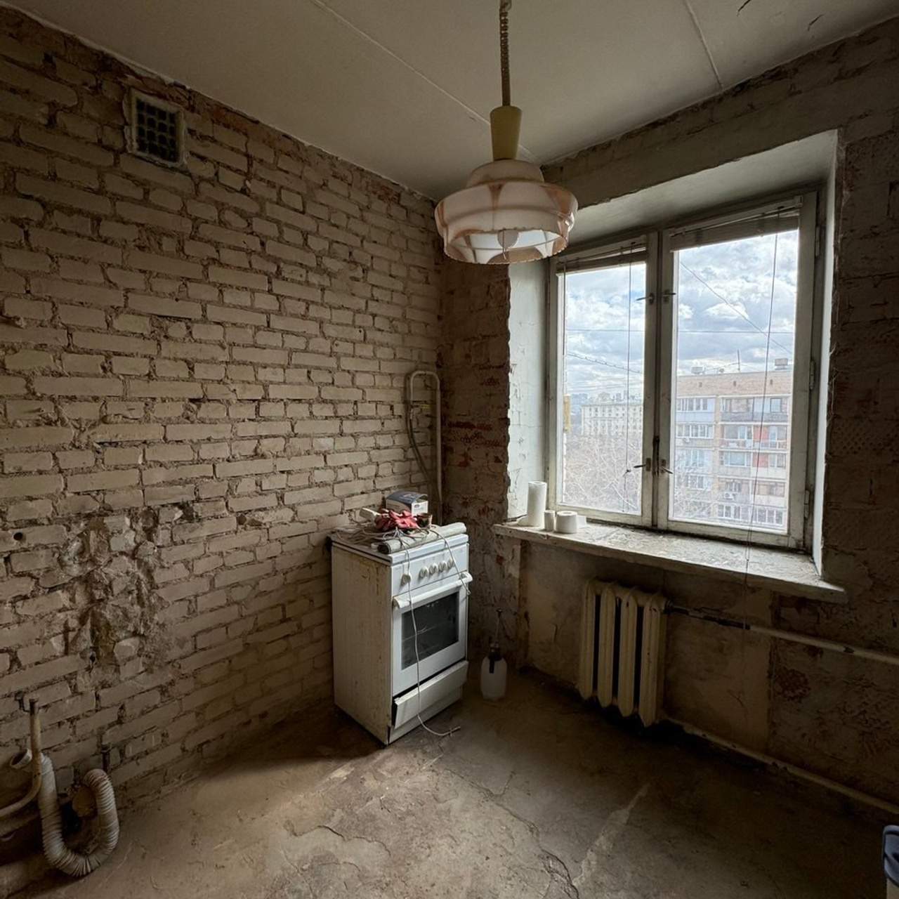 Кухня в двухкомнатной квартире до ремонта: старый гарнитур и отделка стен.