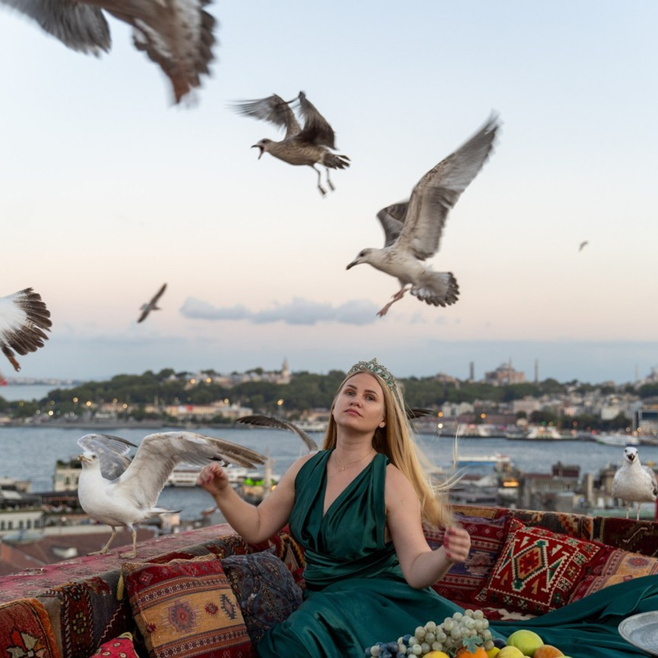 Фотосессия в Стамбуле. Фотограф в Стамбуле. Лайфстайл фотограф в Стамбуле Анатолий. Фотосессии на крышах с чайками