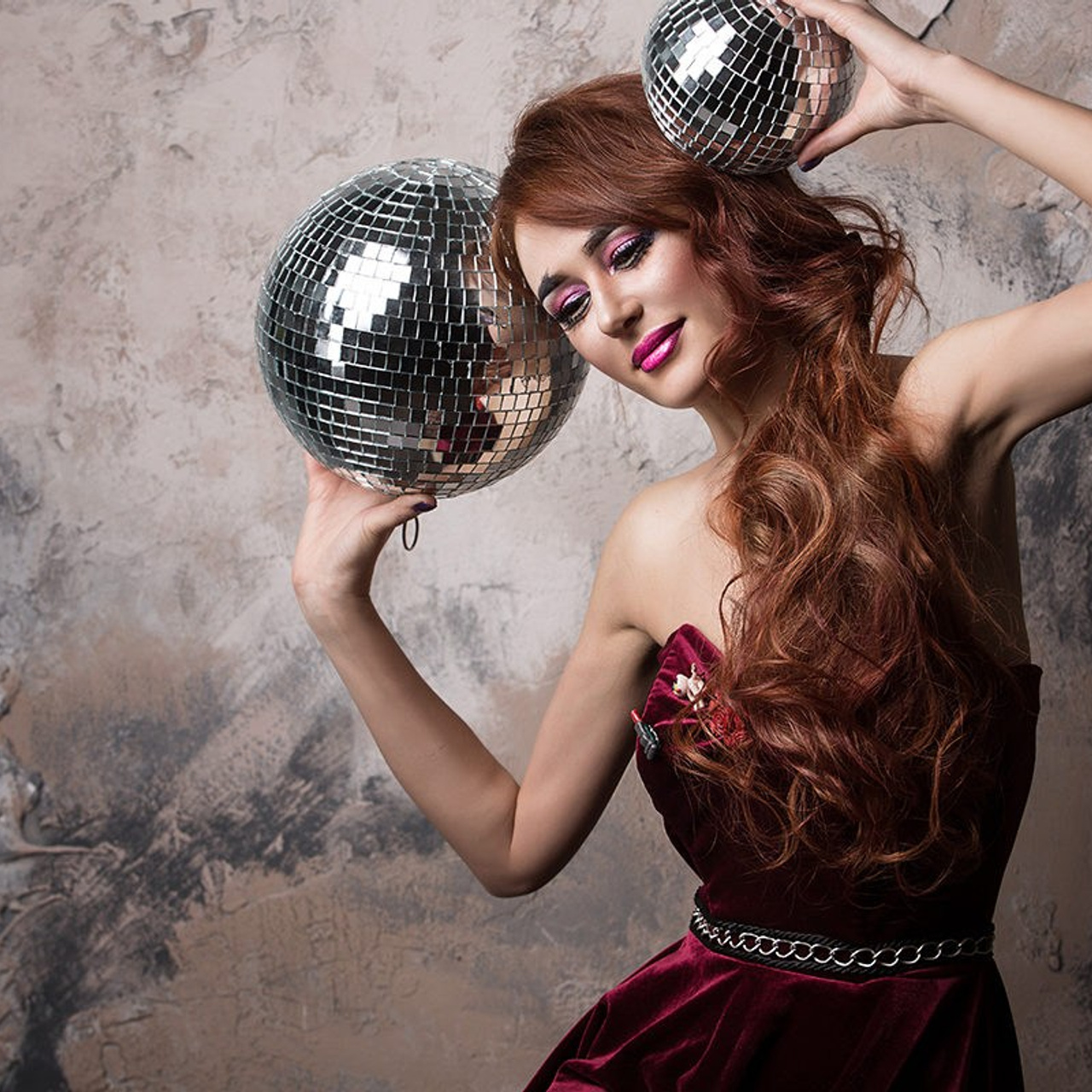 Atmosphère de poupée: Portraits mystérieux d’une jeune fille-poupée