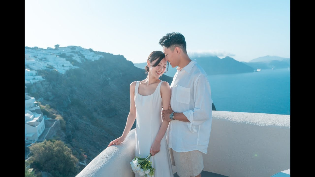 Romantic Santorini Wedding Photoshoot & Video at Mystique: A Night of Love Under the Stars. Photographe vidéaste à Santorin|Séances photos de Robe volante Santorin|