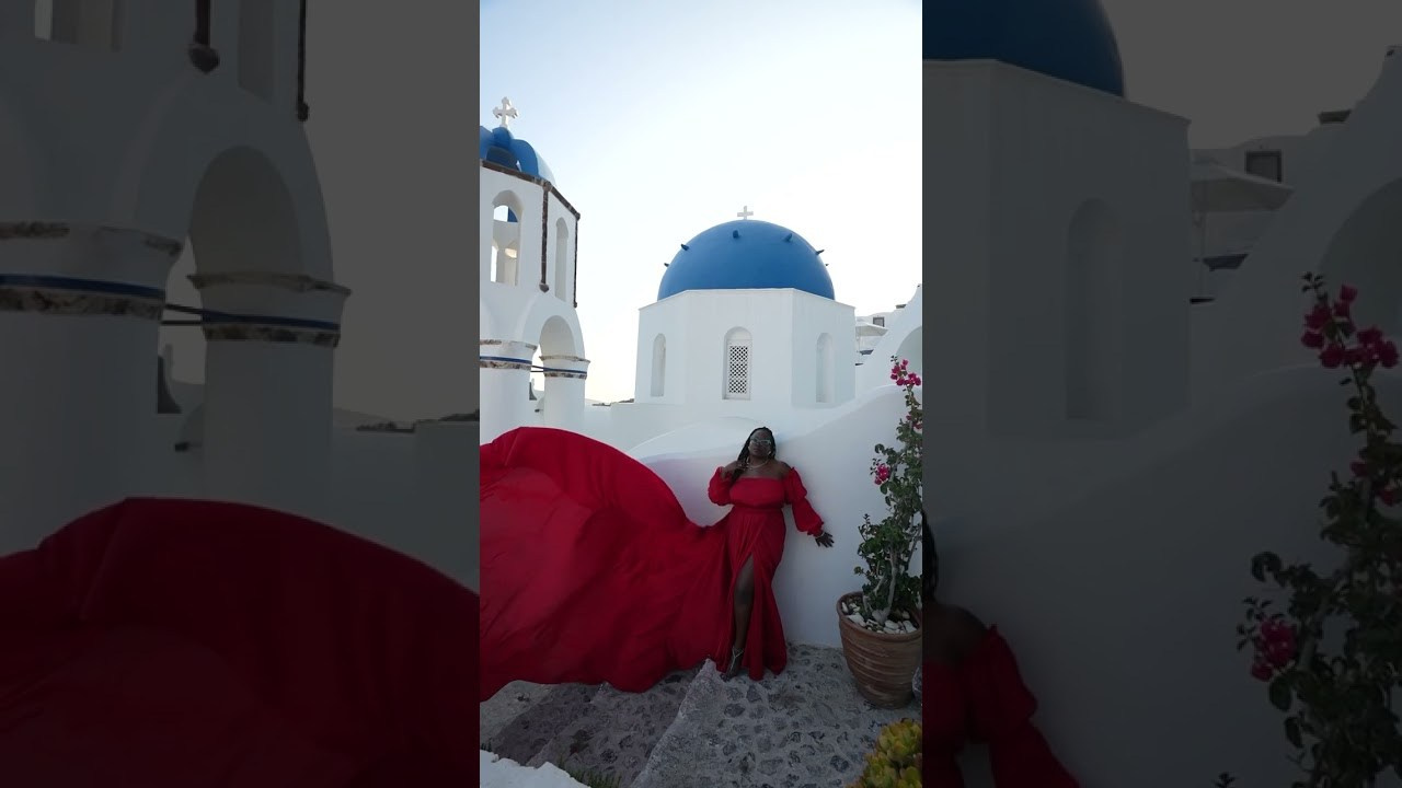 A history in Santorini. Photographe vidéaste à Santorin|Séances photos de Robe volante Santorin|