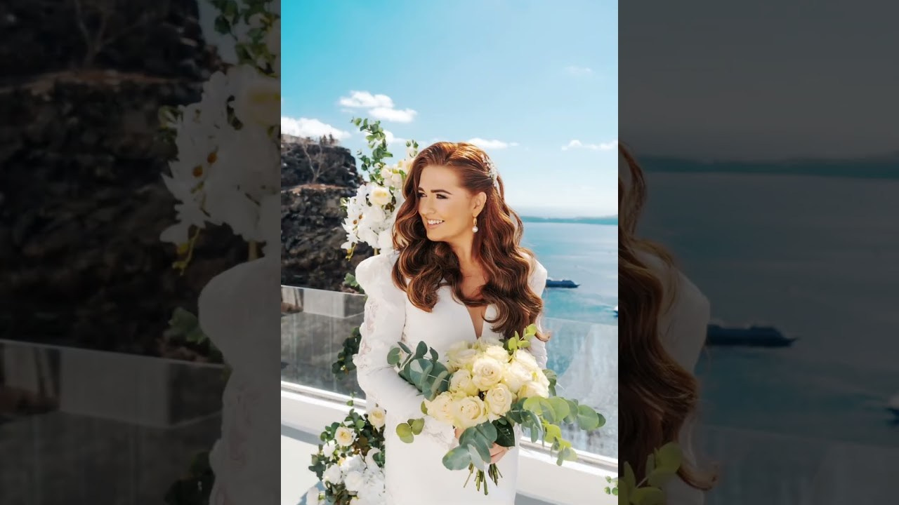 Santorini Cliffside Wedding Ceremony — Timeless Elegance Overlooking the Caldera. Photographe vidéaste à Santorin|Séances photos de Robe volante Santorin|