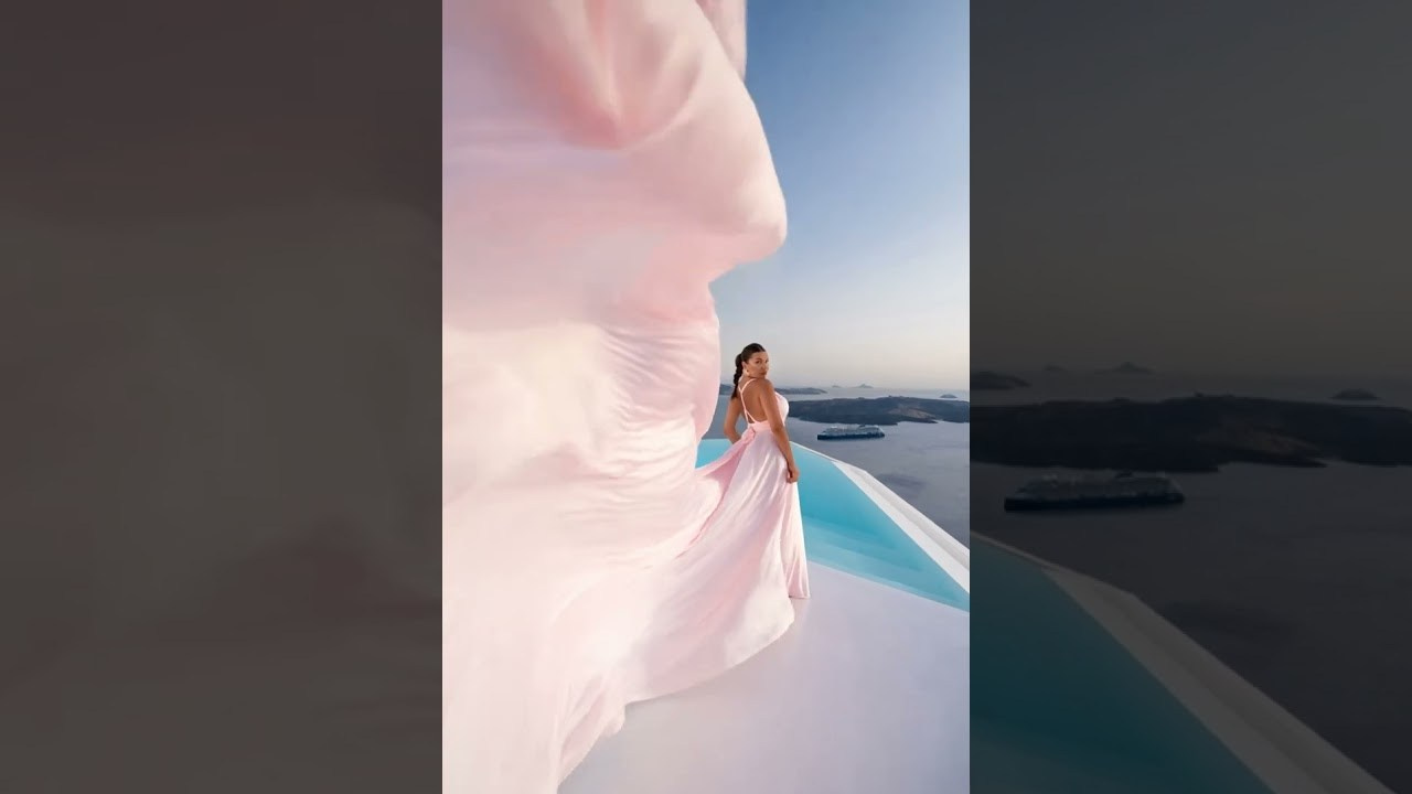 Floating in Santorini Wearing the Dreamiest Pink Flying Dress 🩷. Photographe vidéaste à Santorin|Séances photos de Robe volante Santorin|