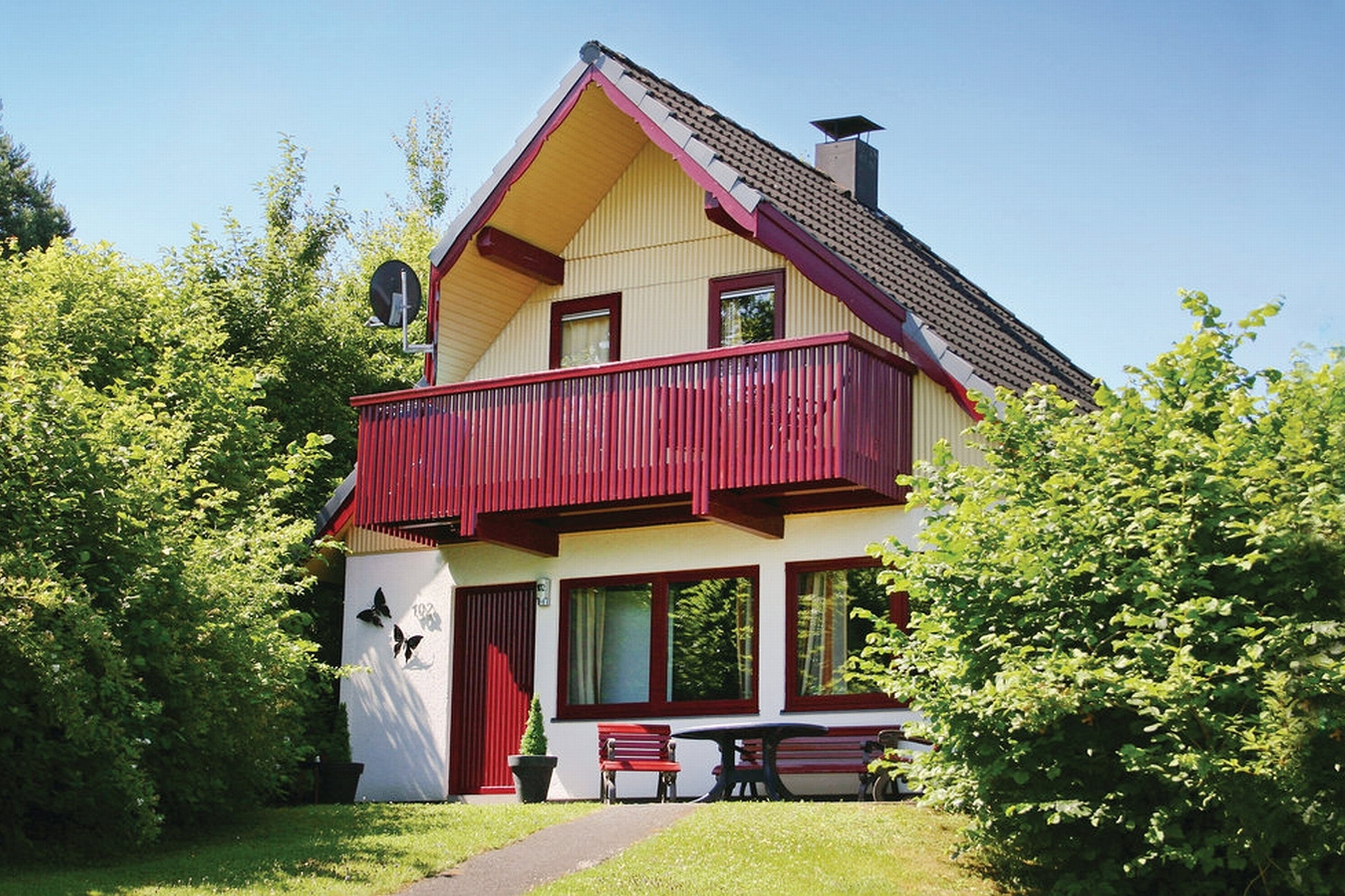 Im&nbsp;Sommer bietet das nahgelegene Freibad in&nbsp;Kirchheim (4km.) für eine erfrischende Abkühlung Im&nbsp;Winter steht Ihnen das Bad Hersfelder Erlebnisbad (ca. 18 km&nbsp;entfernt) mit Rutsche, Solebad, Saunawelt und Kinderbecken zur Verfügung.