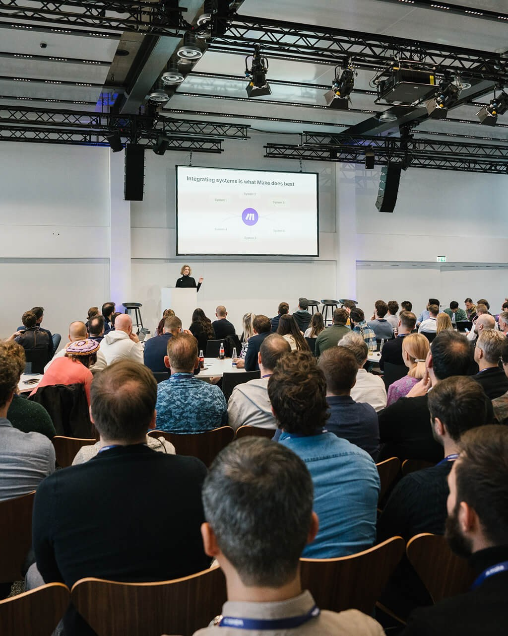 Publikum verfolgt eine Präsentation im Konferenzsaal einer Firmenveranstaltung