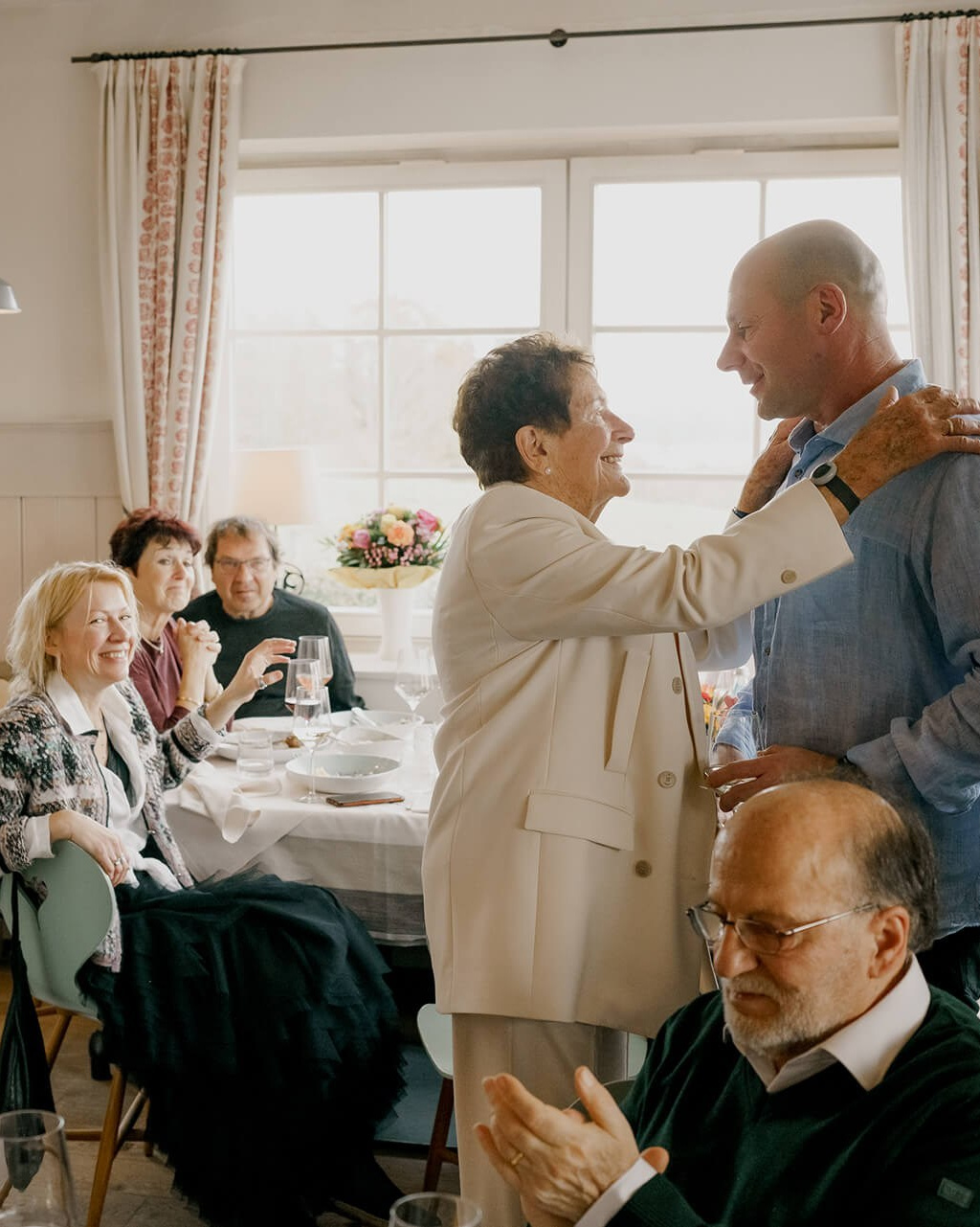 amily and friends celebrating together at a private event in a cozy apartment in Munich