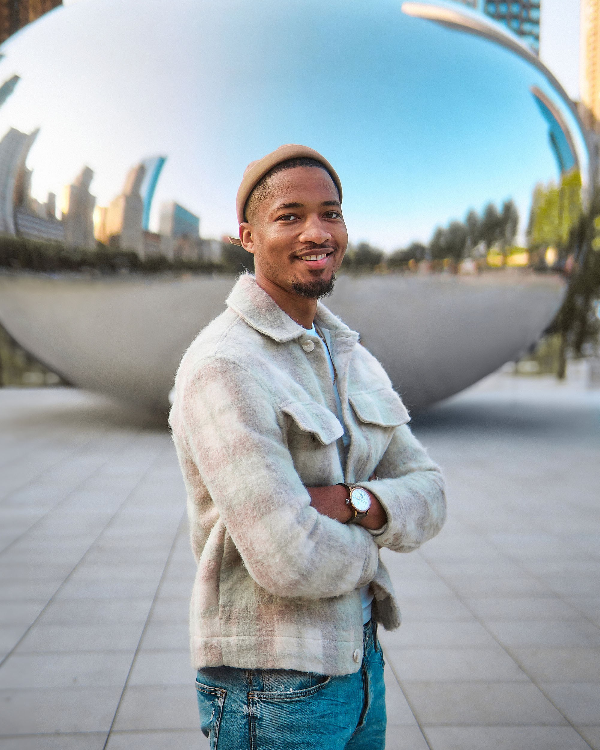 Experiencia fotográfica en Chicago con una persona caminando hacia la cámara en un entorno urbano europeo