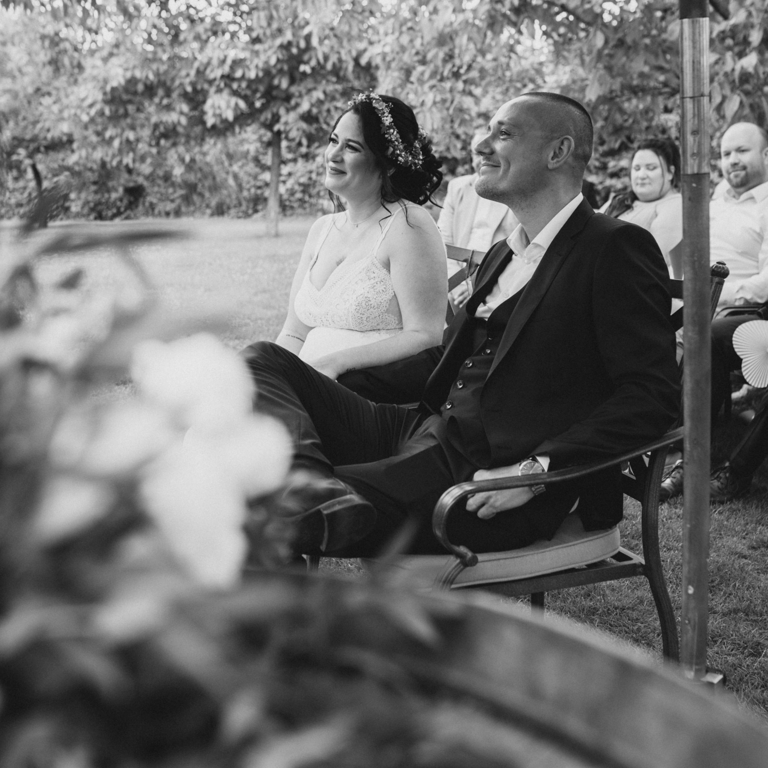 Glücklicher Auszug aus dem Weingut Mussler bei Frankfurt am Main – authentische Hochzeitsfotos mit natürlichem Licht