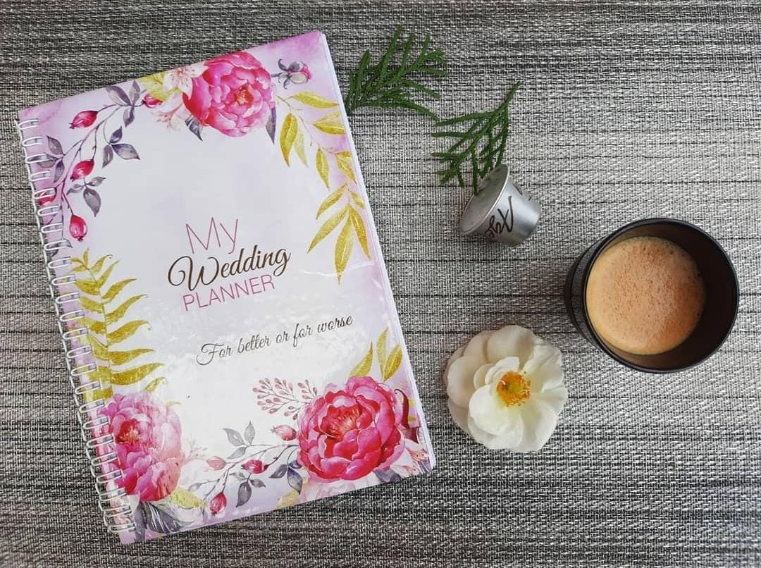 Agendă wedding planner cu design floral, cafea și accesorii de organizare nuntă
