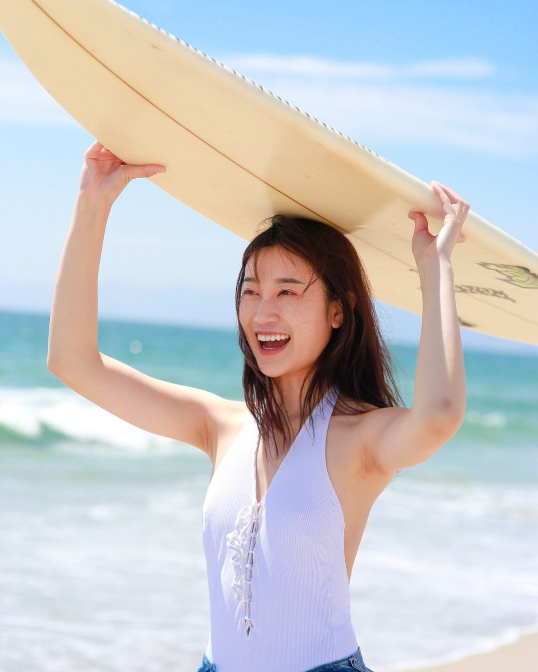 Girl posing with a surfboard at Venice Beach, Los Angeles, ideal for lifestyle photography - photographer los angeles