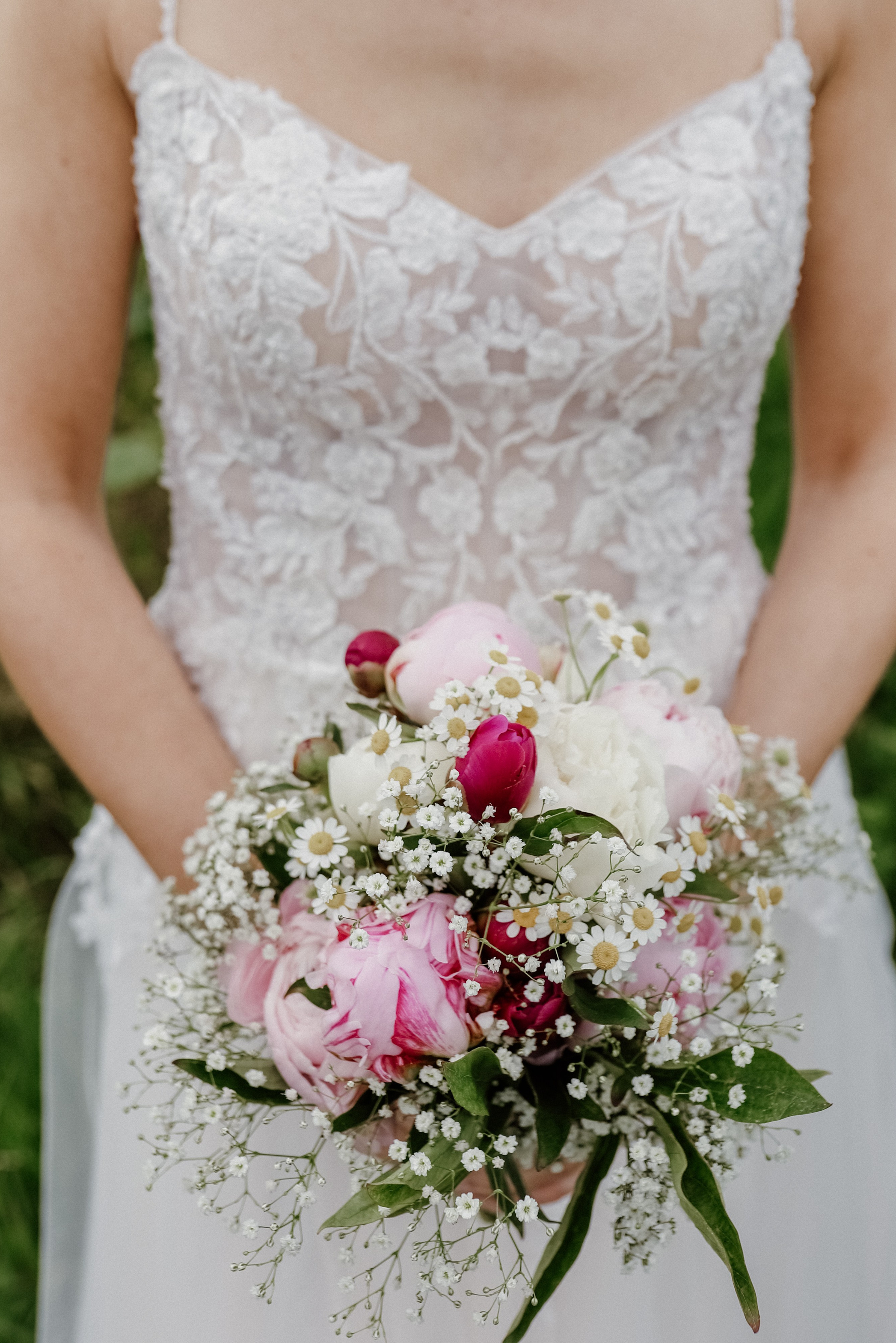 Verliebtes Brautpaar im Außenbereich des Tanzlokals – authentische Hochzeitsfotografie