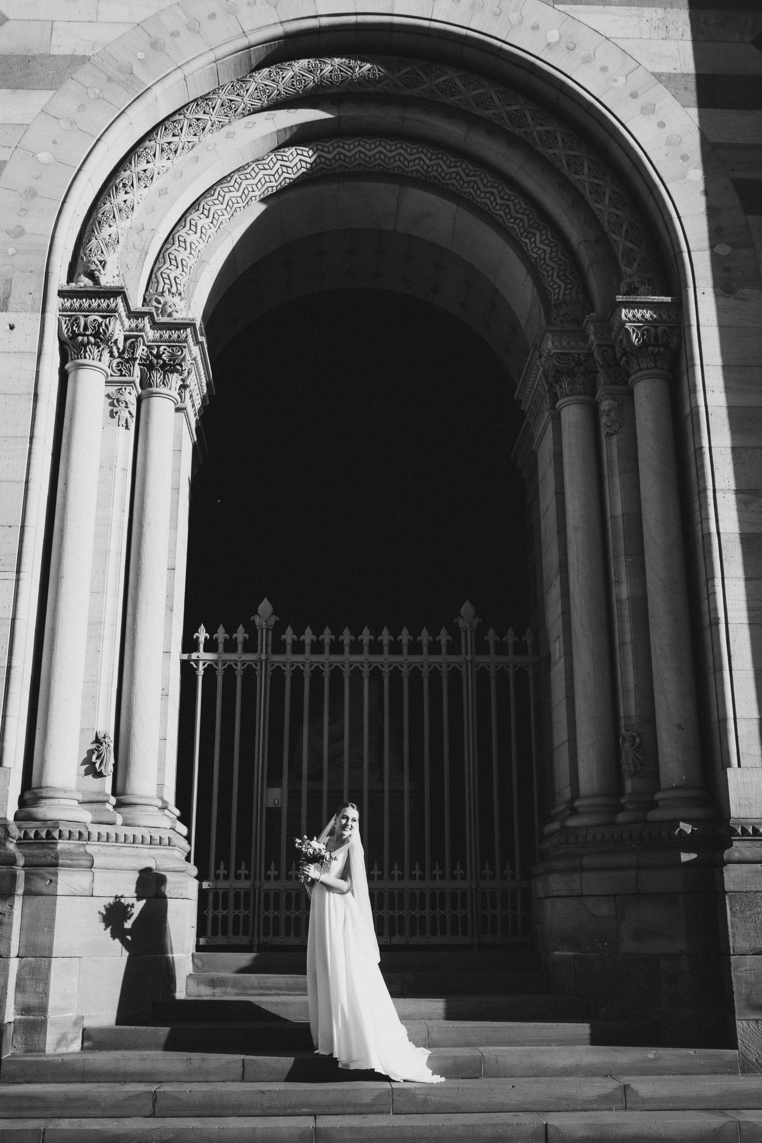 Brautpaar vor dem Dom in Speyer – Hochzeitsfotograf Pfalz