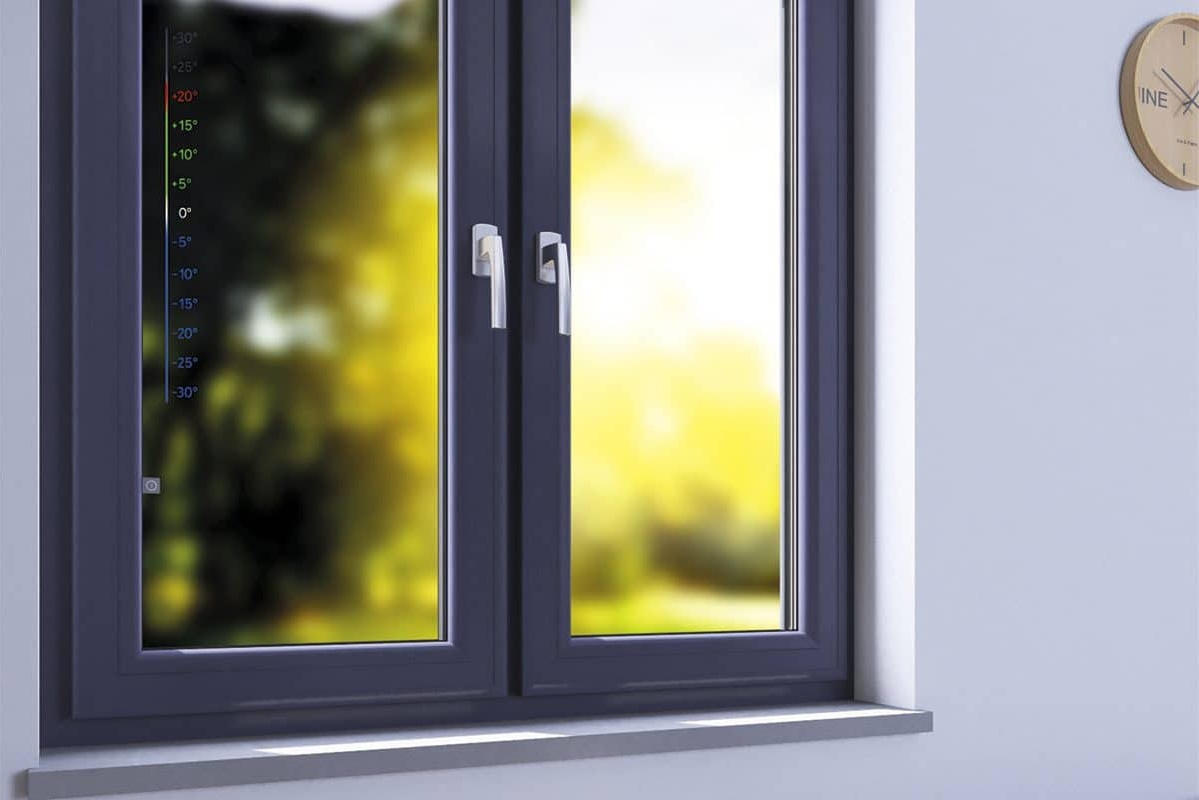 Современное и технологичное пластиковое окно с информацией о температуре прямо на стекле.