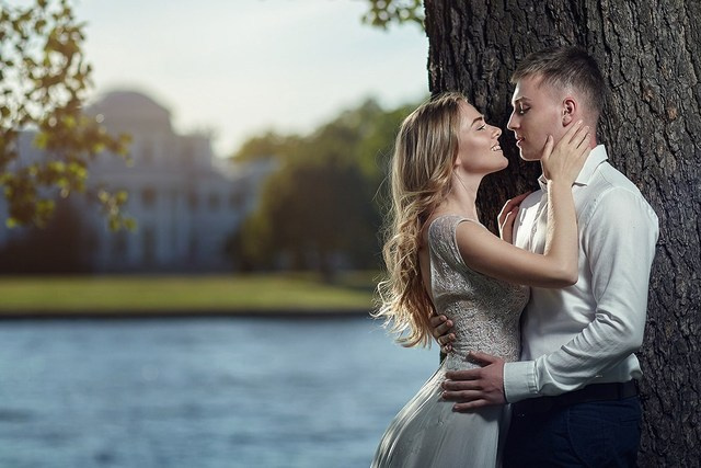 Photo de couple de mariage près d’un lac, moment d’amour et de tendresse en plein air