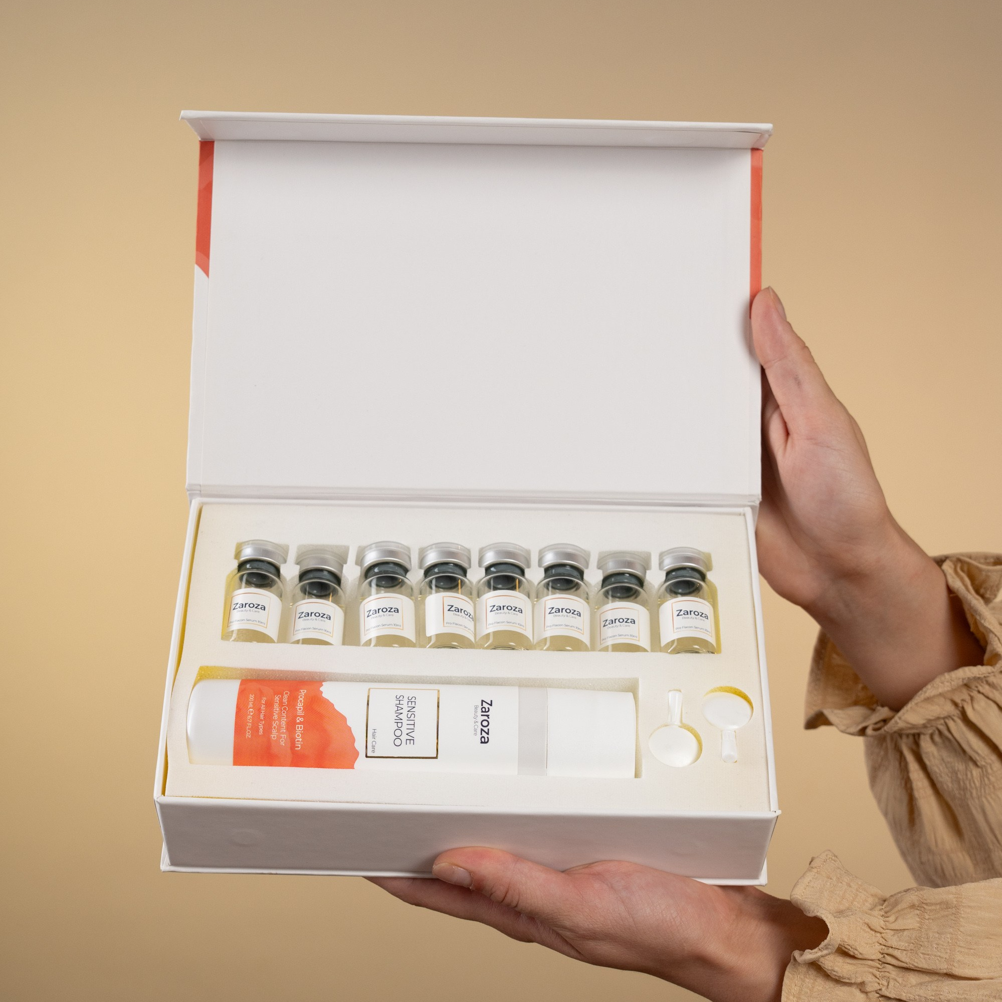 Məhsulun qablaşdırılmasının modelin əlində təqdimatı , nude pastel tonlu rəngli fonda