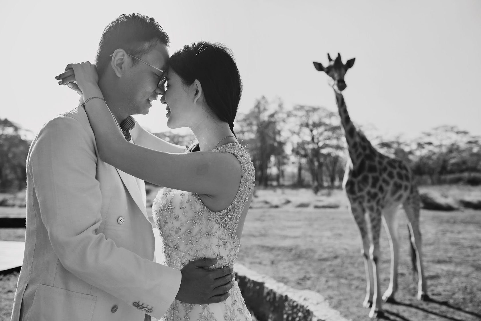 Beautiful black and white shot of a couple kissing in Giraffe Manor Nairobi. At Maiafreia Studio, wildlife meets romance in every intimate Kenyan wedding frame.