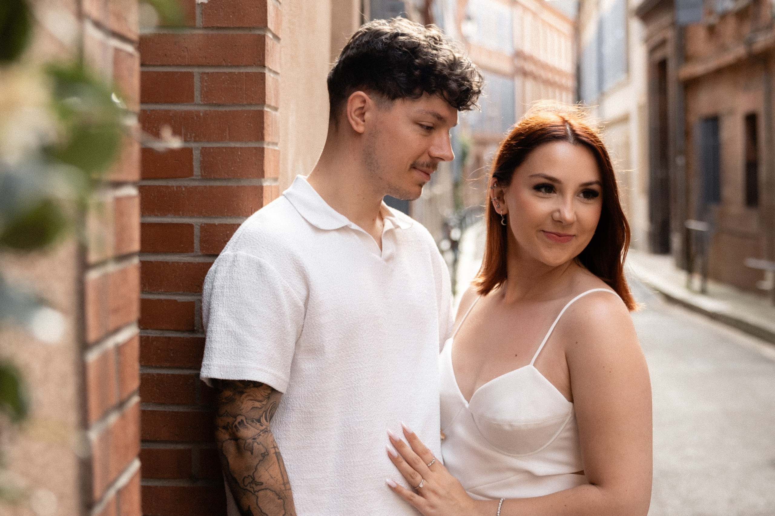 elegant couple photography in the old town of Toulouse
