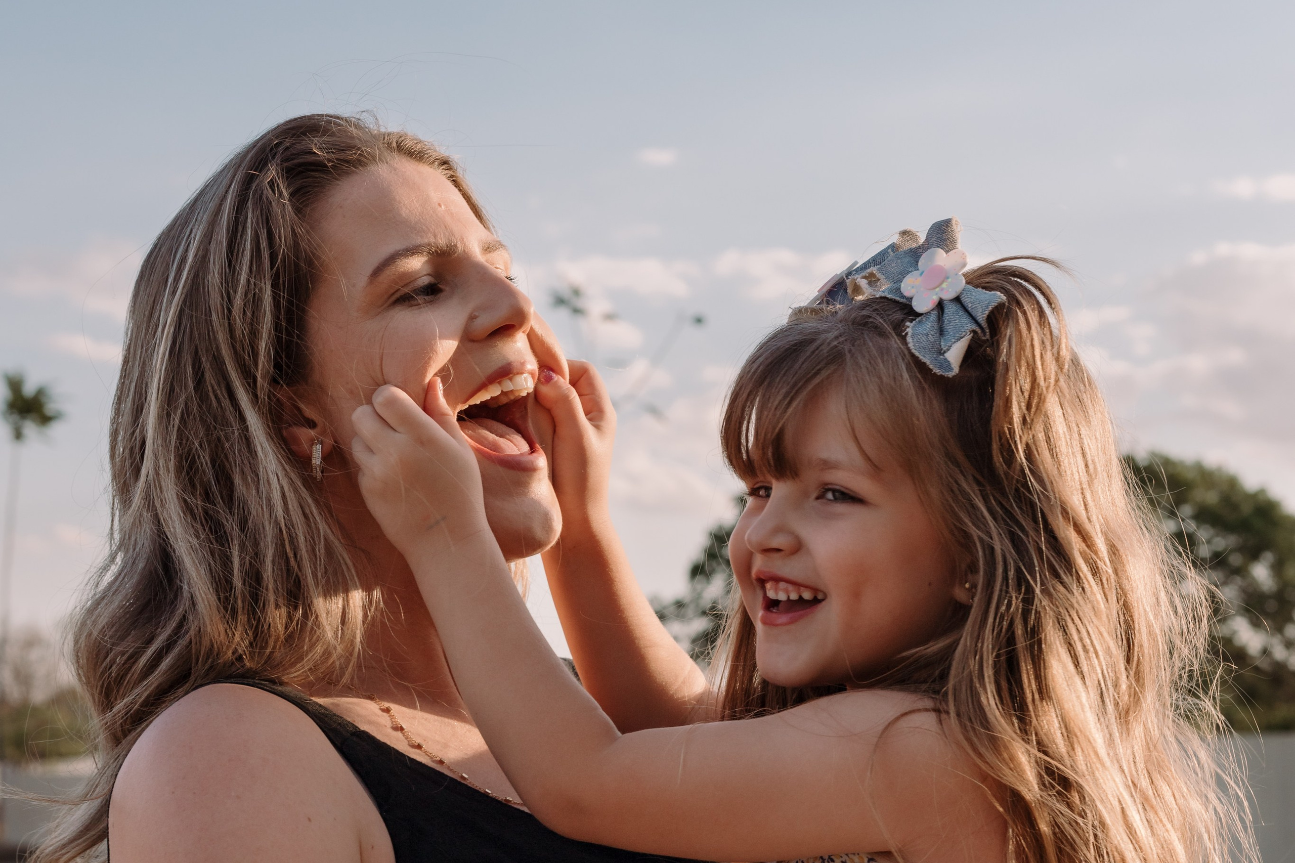 Ensaio de dia das mães em Brasília com mãe e filhos ao ar livre