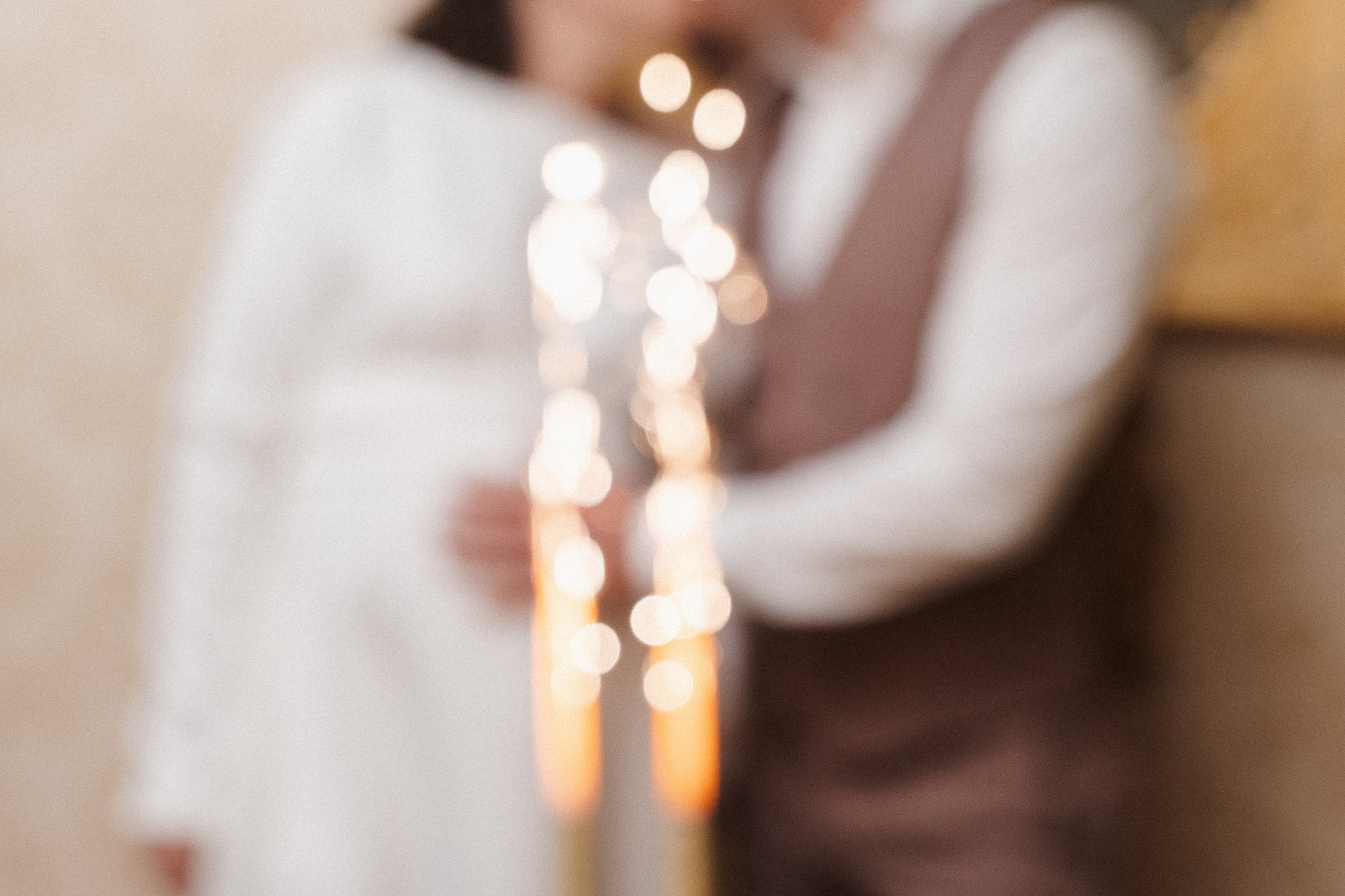 Mladenci se ljube, blur fotografija vatrometa na torti.
