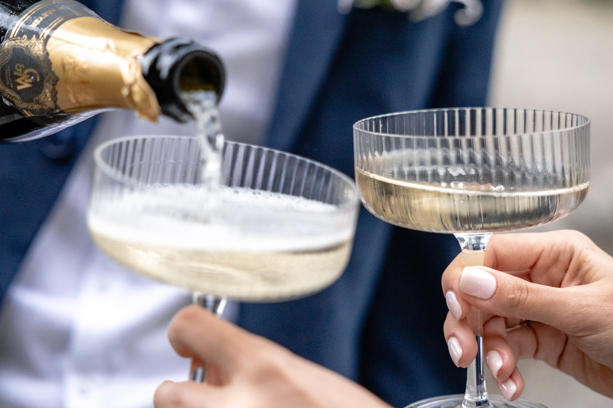 Coupe de champagne pendant un elopement en France au Château de Cénevières