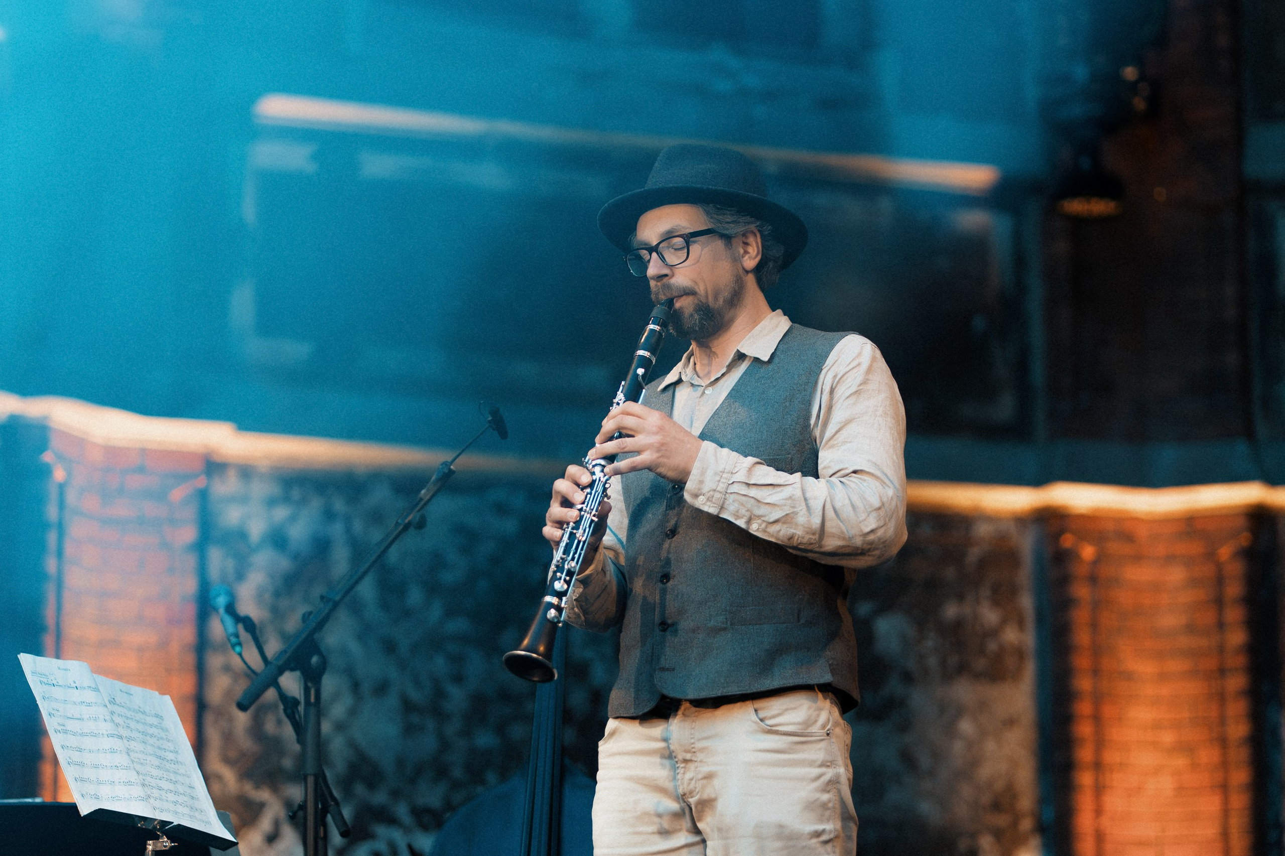 Eventfotografie Dresden – Musiker mit Klarinette bei Konzert, stimmungsvolle Bühnenaufnahme