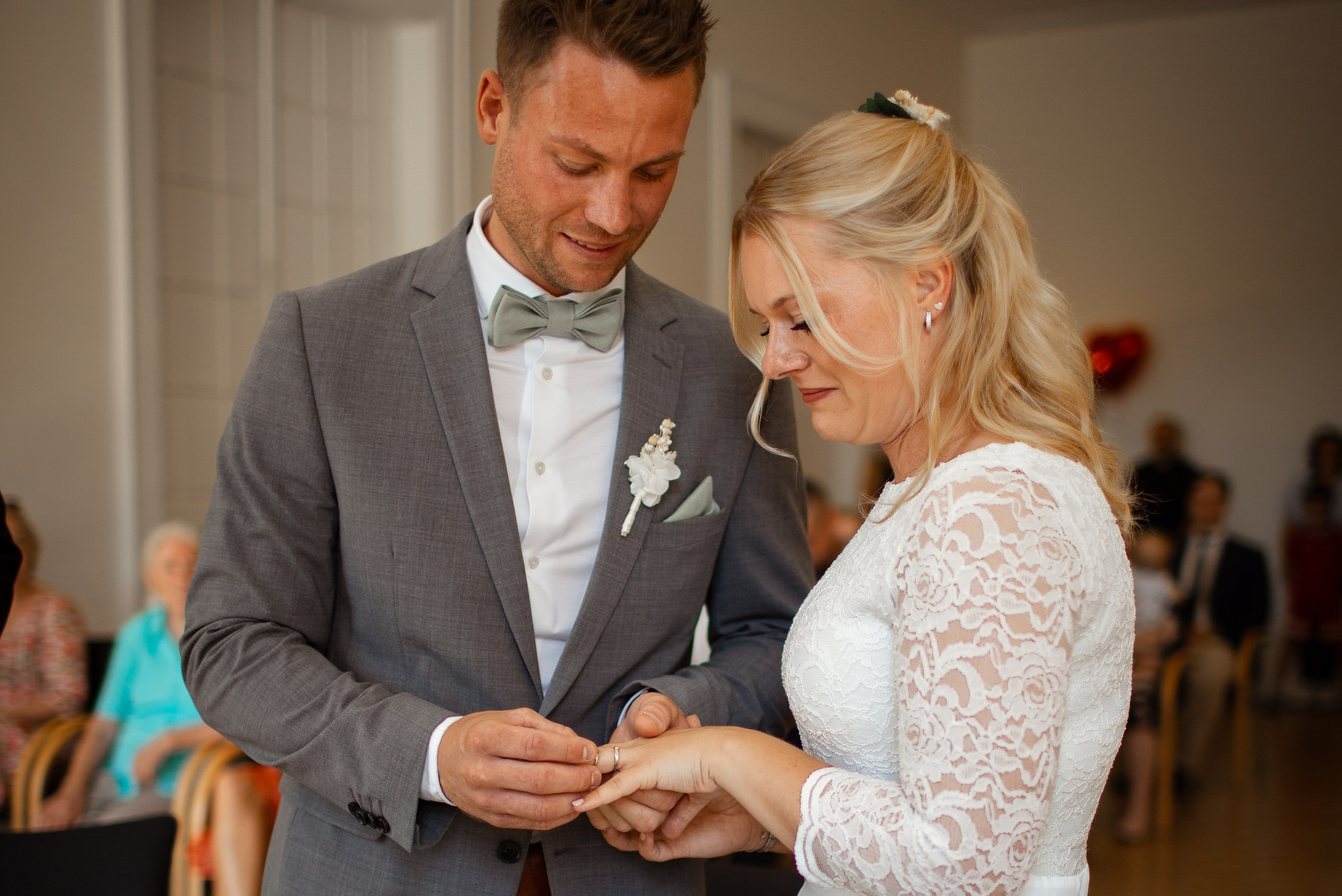 "Trauung in der Universität Osnabrück", "Das Brautpaar tauschen die ringe aus"