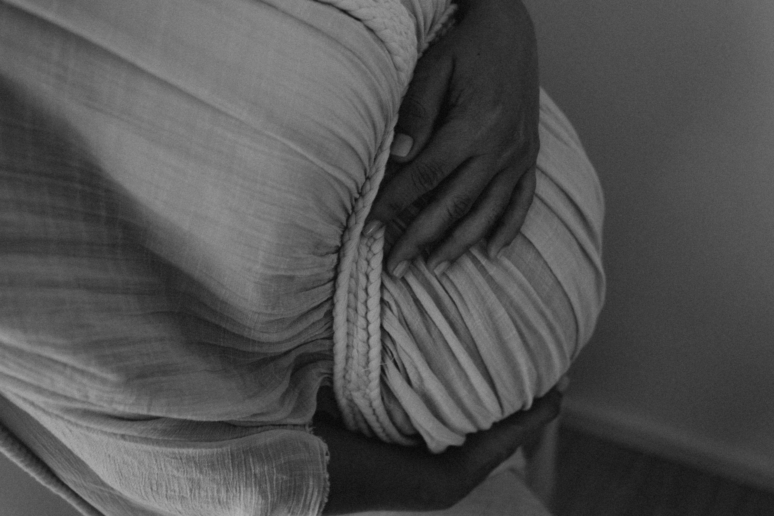 detalhe de ensaio gestante com luz natural em Sorocaba