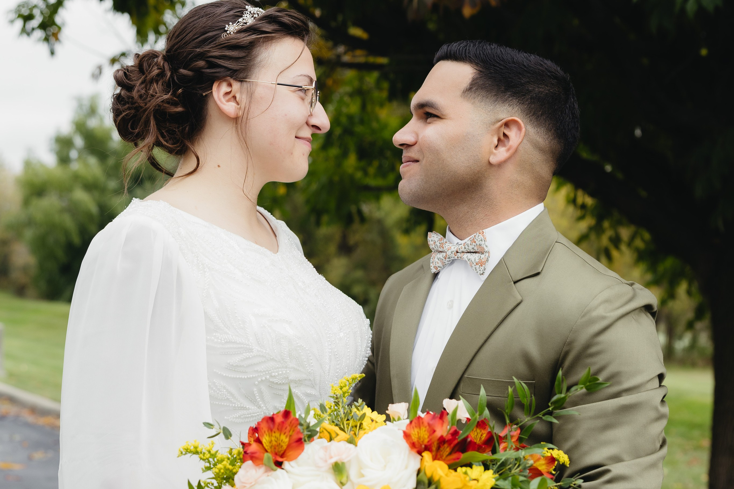 Timeless wedding photography in Chicago park setting