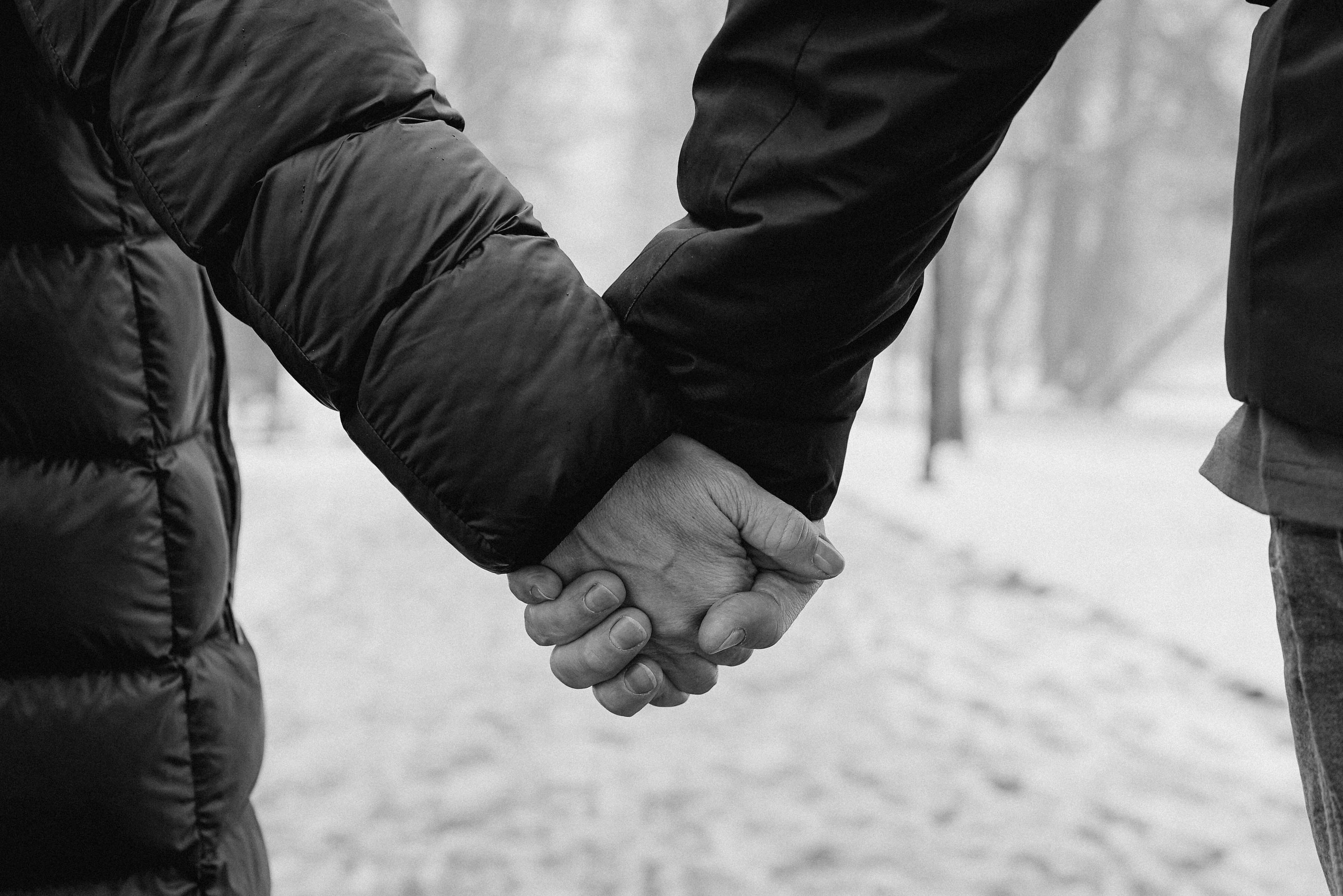 Milostný příběh, focení párů, pár drzí se za ruce