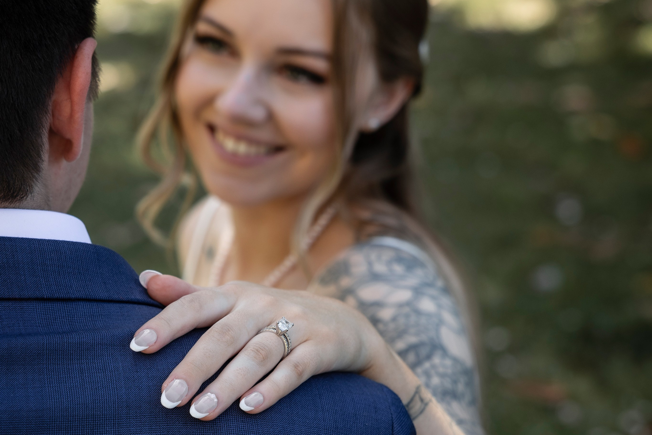 Portrait romantique d’un couple pendant un elopement en France dans le Sud-Ouest