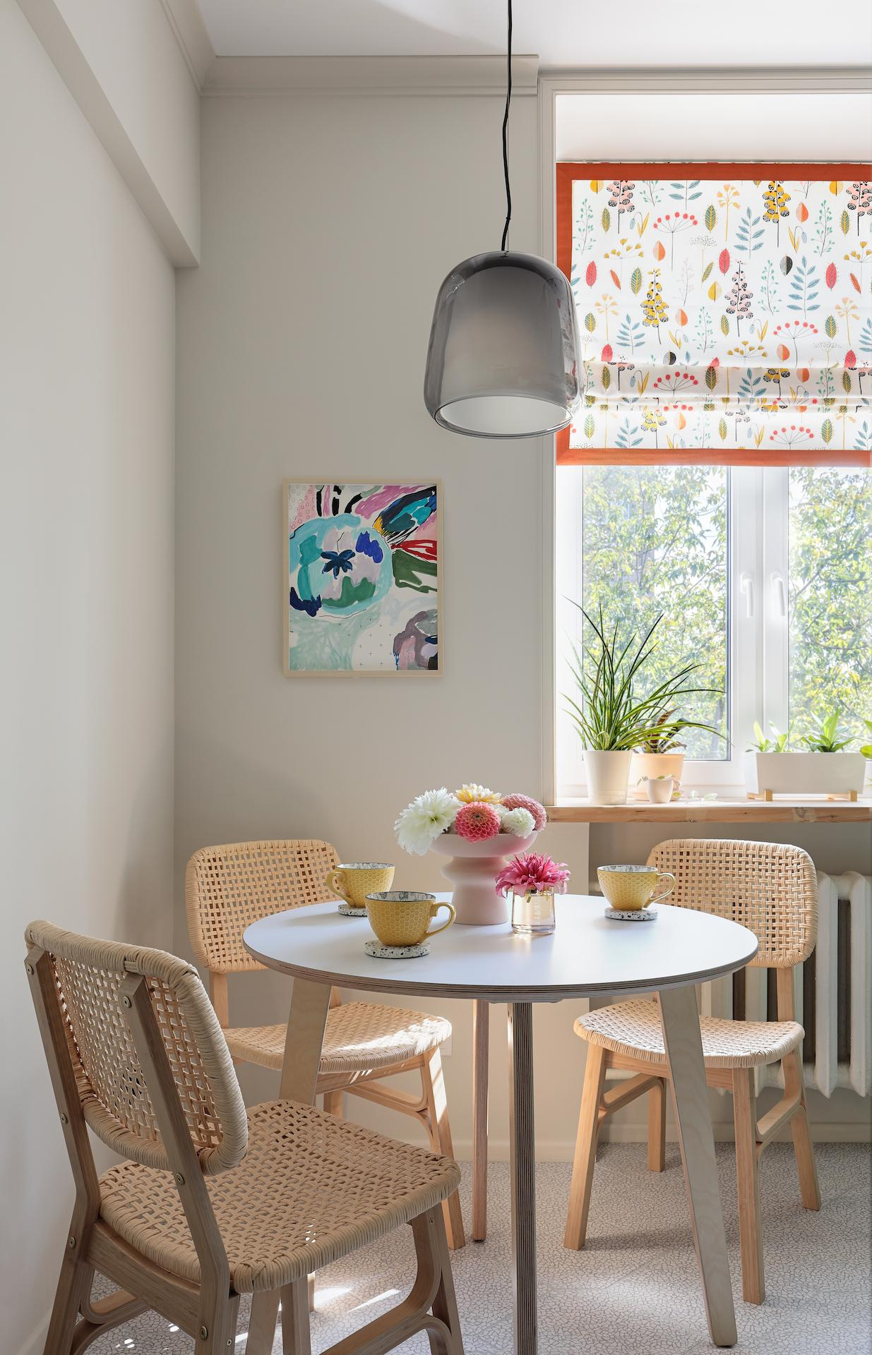 Освещение в виде подвесных светильников в обеденной зоне